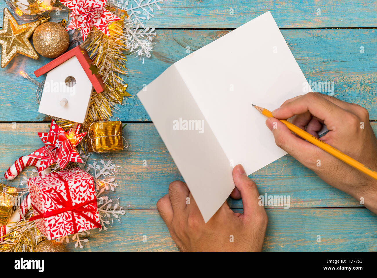 Décorations de Noël avec l'arrière-plan avec la main de l'écriture sur les cartes de vœux. Top View with copy space Banque D'Images
