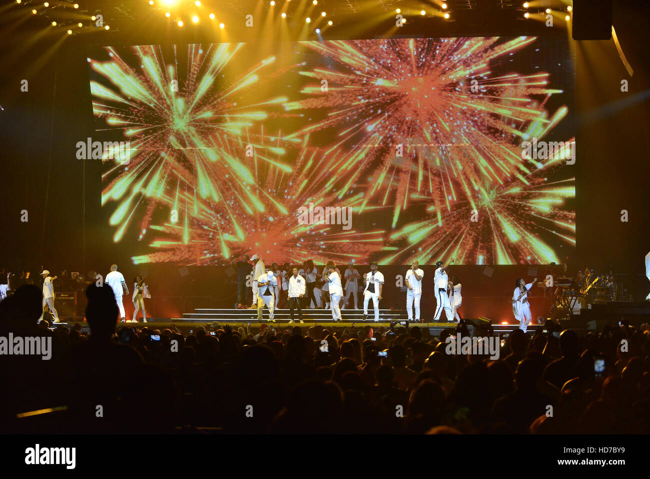 Total, Carl Thomas, Sheek Louch de la Lox, Sean 'Diddy' Combs alias Puff Daddy, 112, Mase, Faith Evans, Stevie J et Lil' Kim effectuer sur scène pendant la tournée de réunion de famille de Bad Boy à l'American Airlines Arena de Miami, Floride. Avec : Total, Carl Thoma Banque D'Images