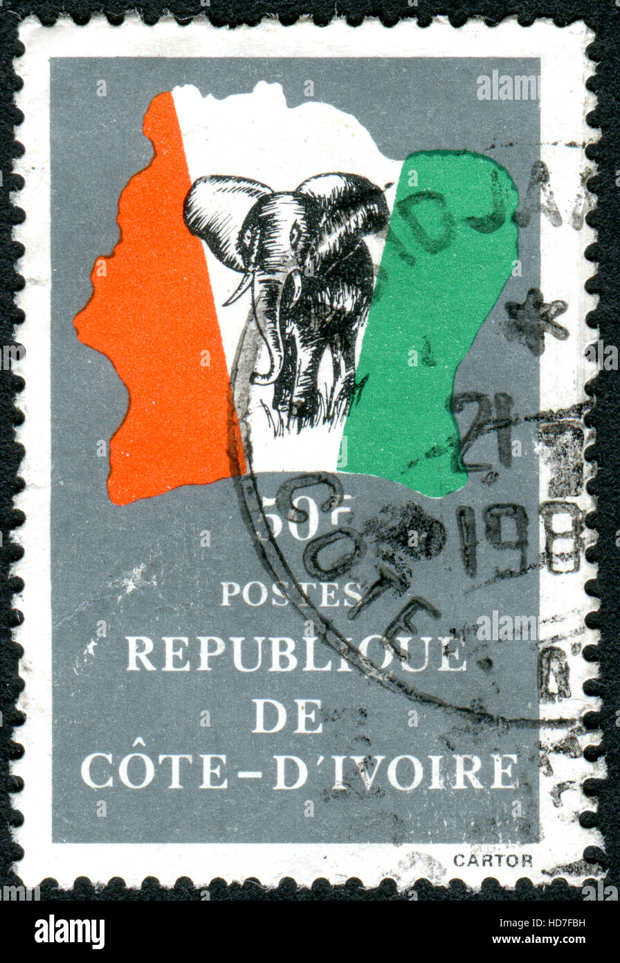 Côte d'Ivoire - VERS 1982 : un timbre imprimé en Côte d'Ivoire, montre l'éléphant en face de la carte de Côte d'Ivoire, vers 1982 Banque D'Images