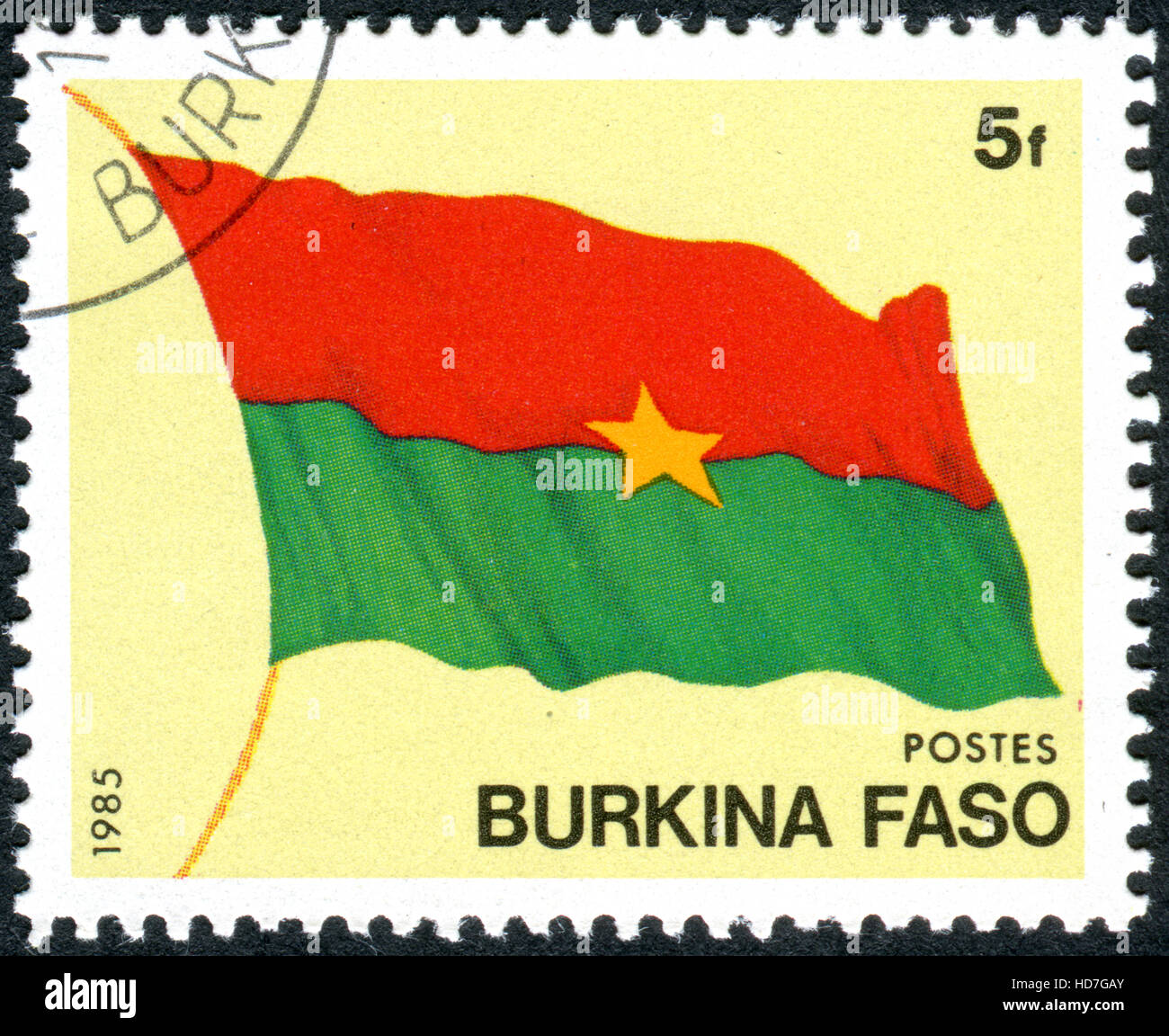 BURKINA FASO - circa 1985 : timbre imprimé au Burkina Faso, montre le drapeau du Burkina Faso, vers 1985 Banque D'Images