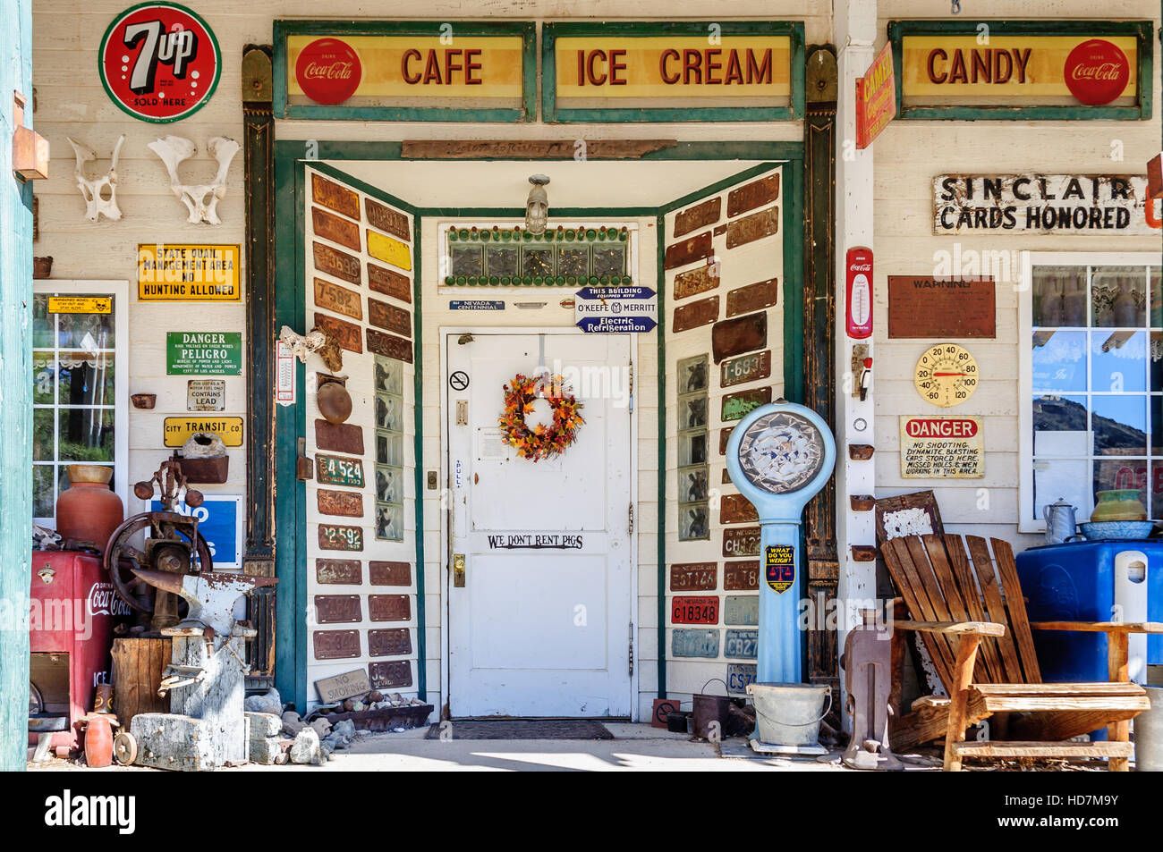 Le kitsch extérieur de cadeaux avec retro vintage signes et plaques à Techatticup près de la mine Eldorado Canyon au Nevada. Banque D'Images