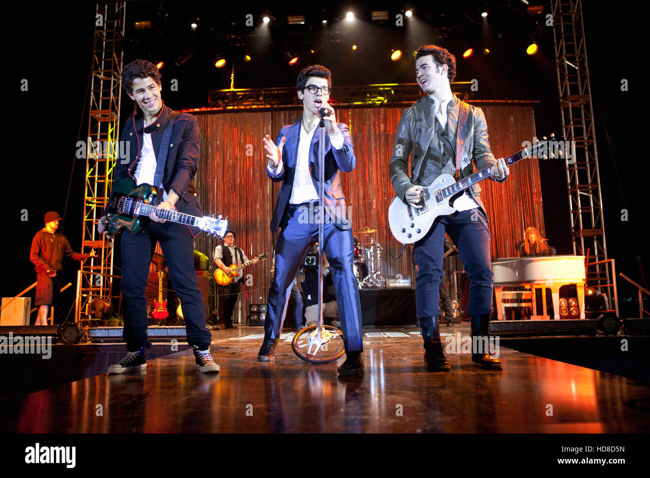 JONAS L.A. (Alias Jonas), à partir de la gauche : Nick Jonas, Joe Jonas,  Kevin Jonas (alias les Jonas Brothers), 'Band of Brothers', (Saison 2 Photo  Stock - Alamy