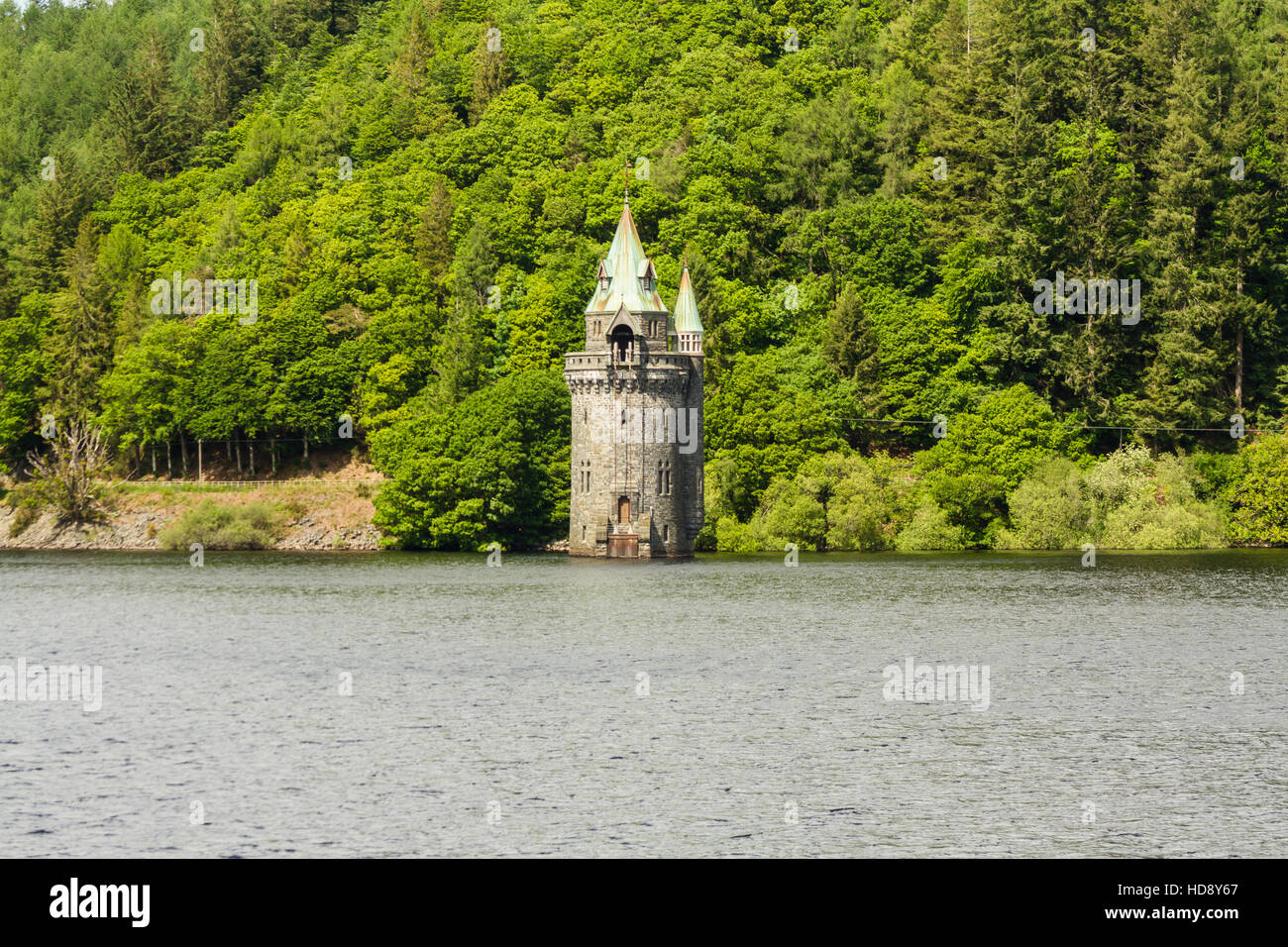 La tour gothique de l'effort sur le lac Vyrnwy réservoir. Powys, Pays de Galles, Royaume-Uni. Banque D'Images