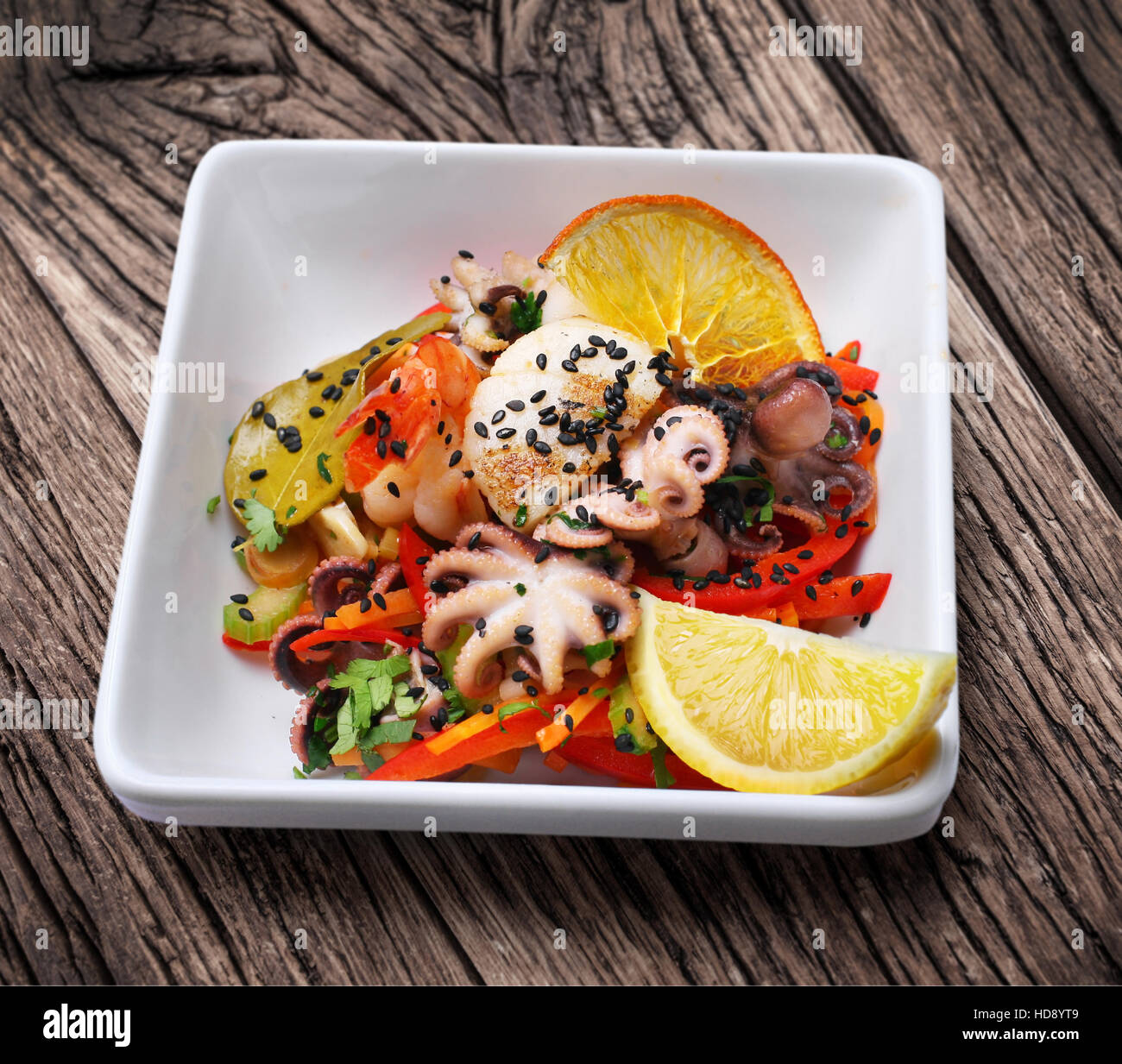 Avec salade de poulpe et de crevettes. Banque D'Images