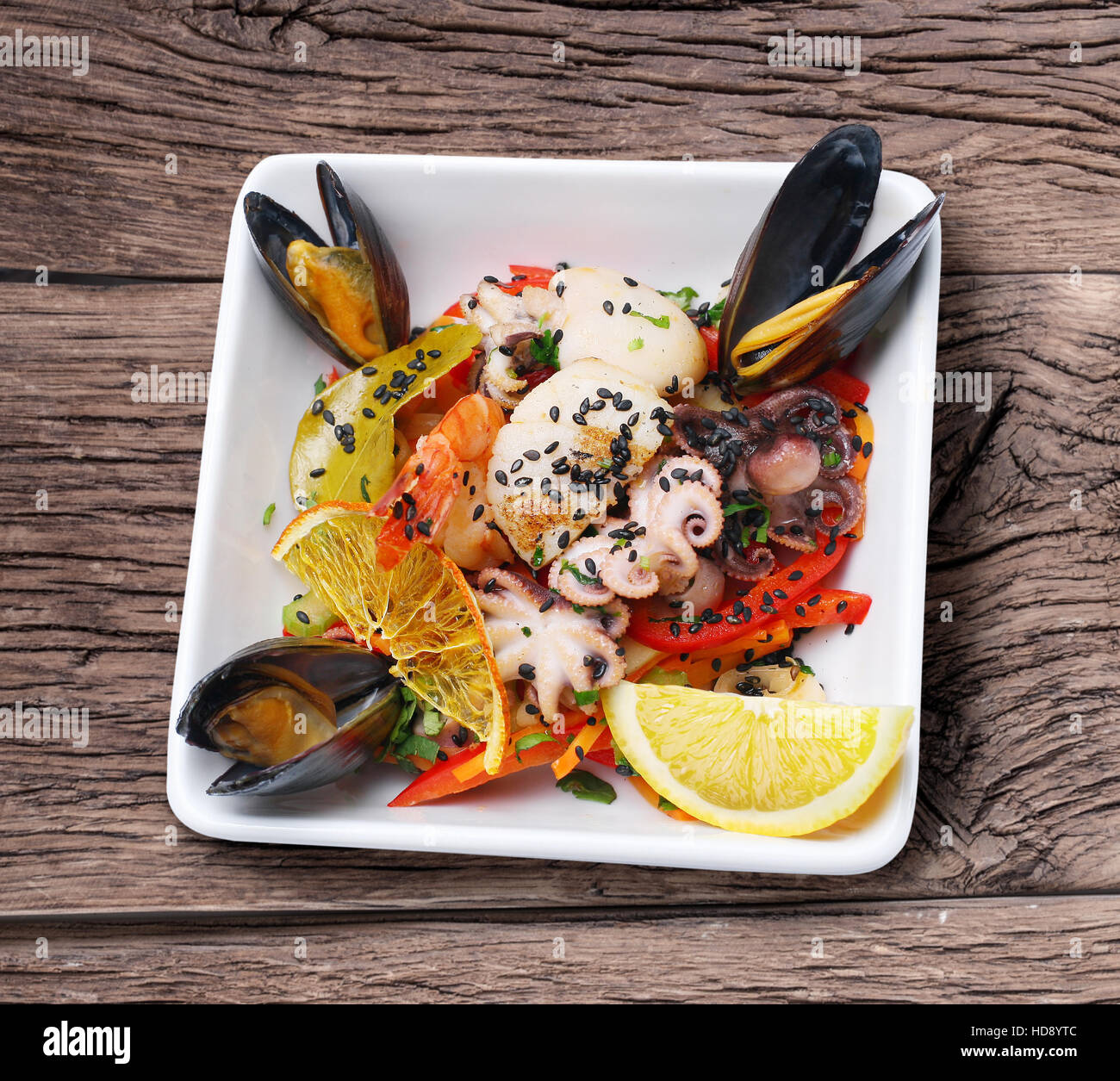 Avec salade de moules, crevettes et pieuvres. Banque D'Images