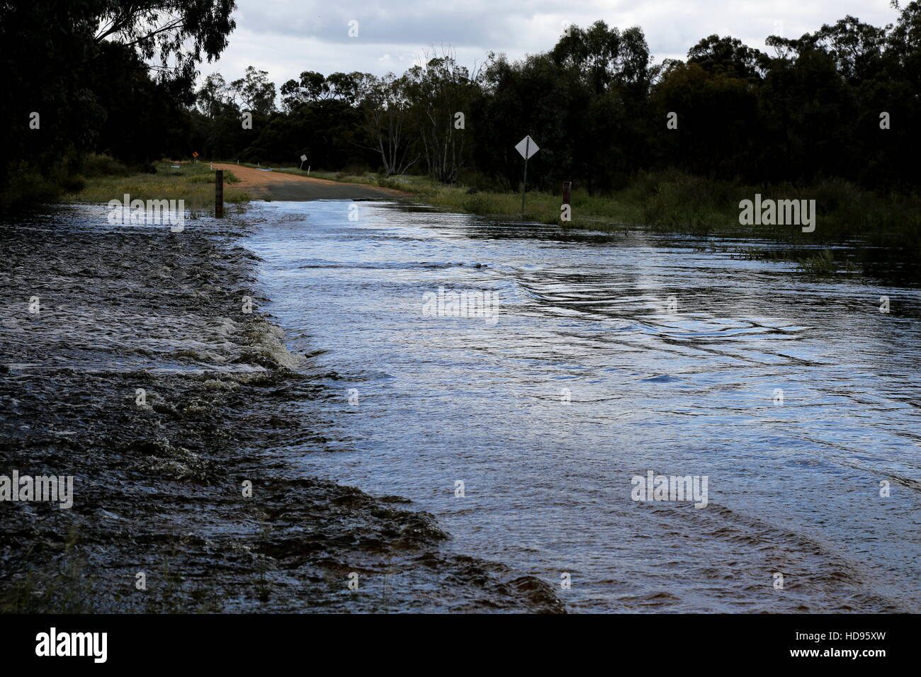L'eau d'inondation sur une route de campagne Banque D'Images