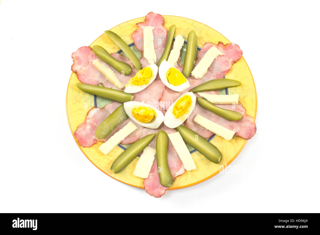 Charcuterie viande avec œuf et fromage sur la plaque isolated on white Banque D'Images