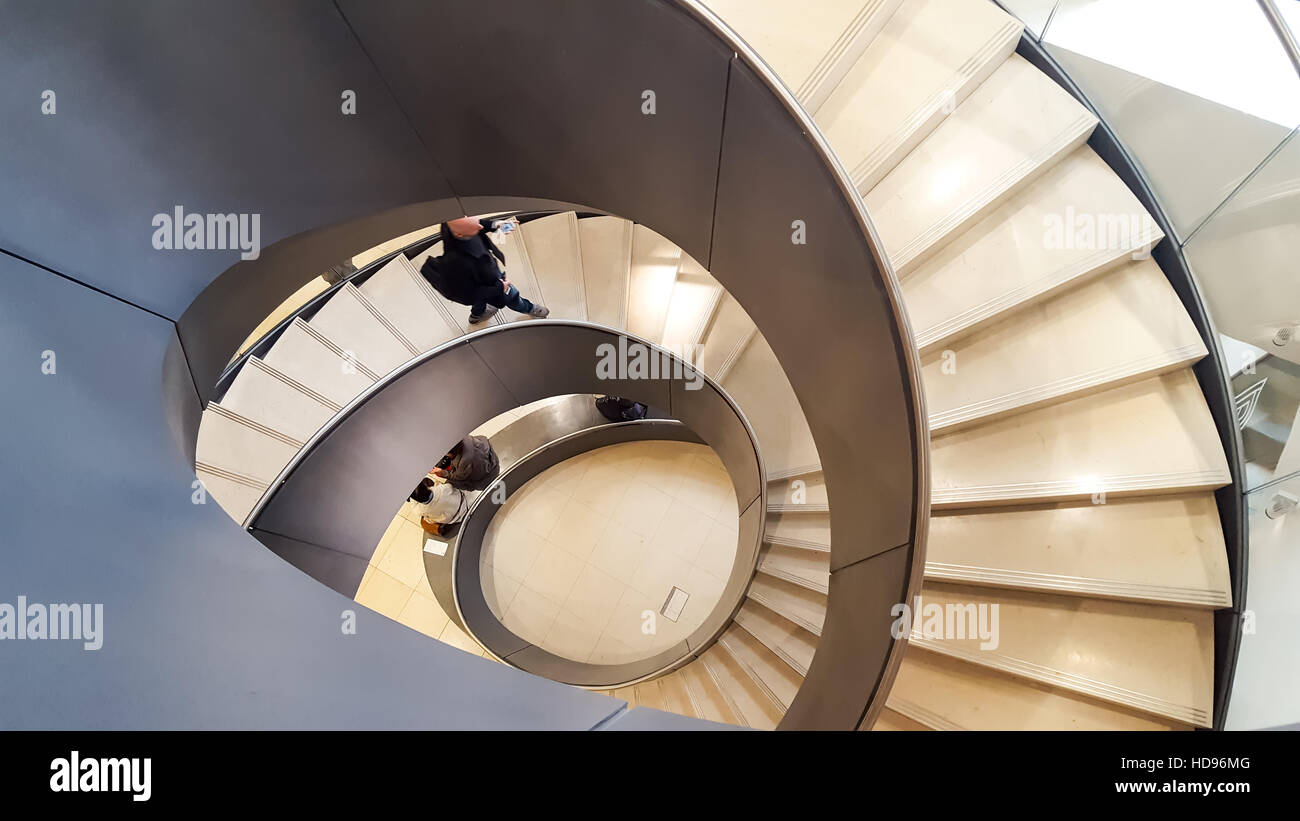 L'escalier moderne au Wellcome Trust Collection Museum, Londres en Angleterre. Conçu par Wilkinson Eyre Architects. Banque D'Images