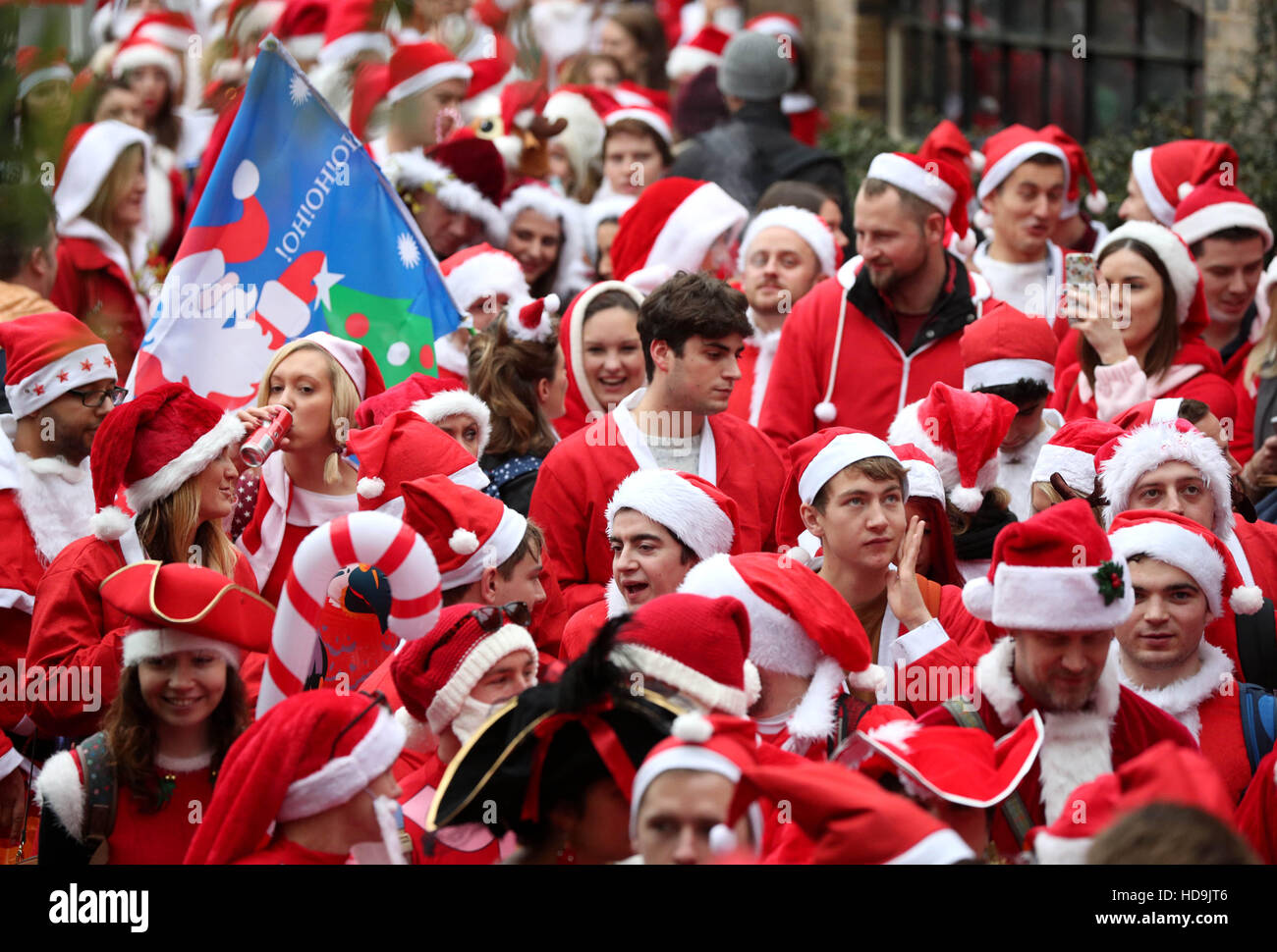 Des centaines de fêtards habillés en Père Nöel est parti de Camden dans le nord de Londres pour participer à la parade de Noël Santacon. Banque D'Images
