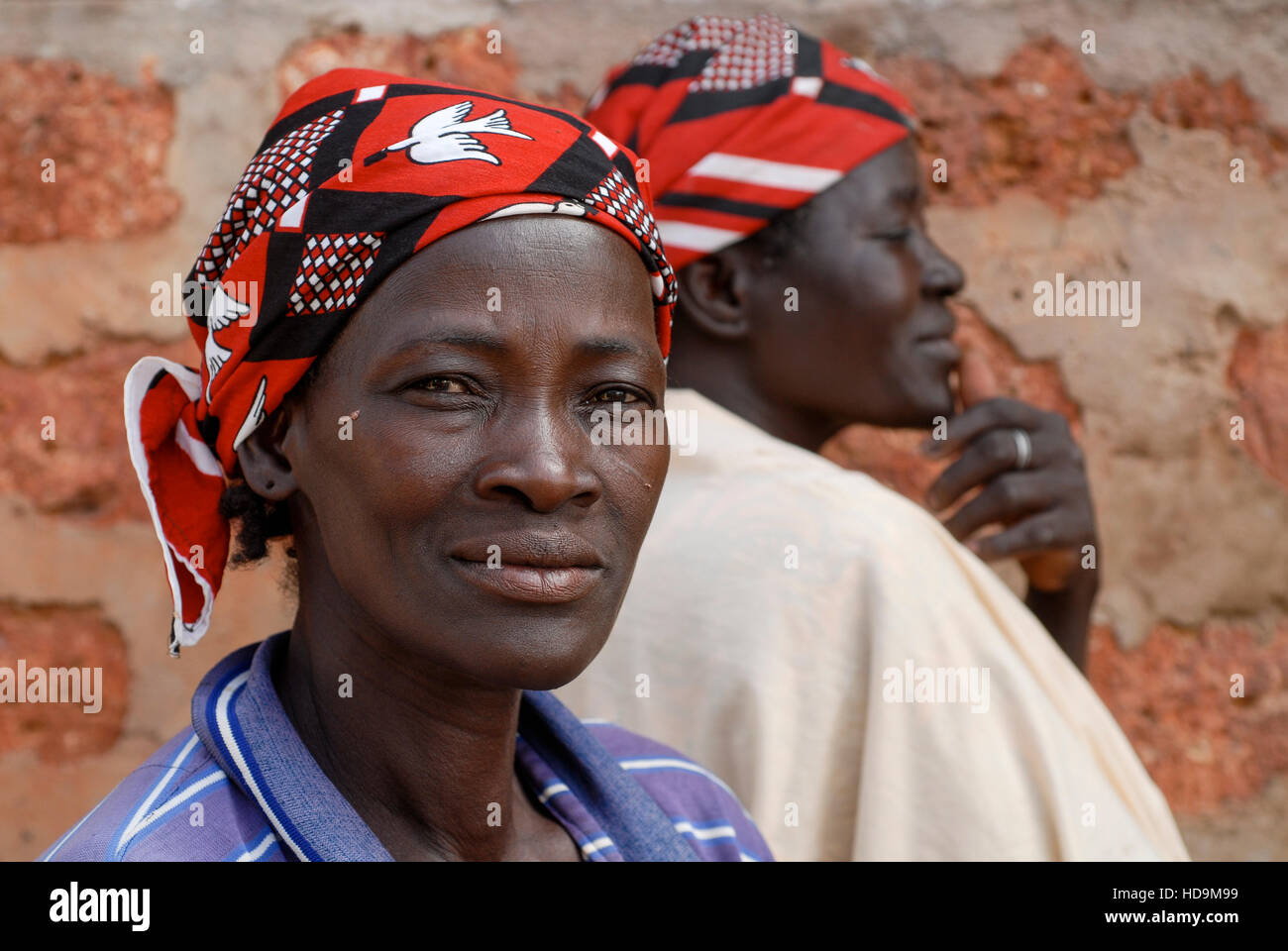 BURKINA FASO , Tanghim Ragussi village, l'association des femmes pour la  transformation de matières organiques et de beurre de karité issu du  commerce équitable, deux femmes avec foulard rouge Photo Stock -