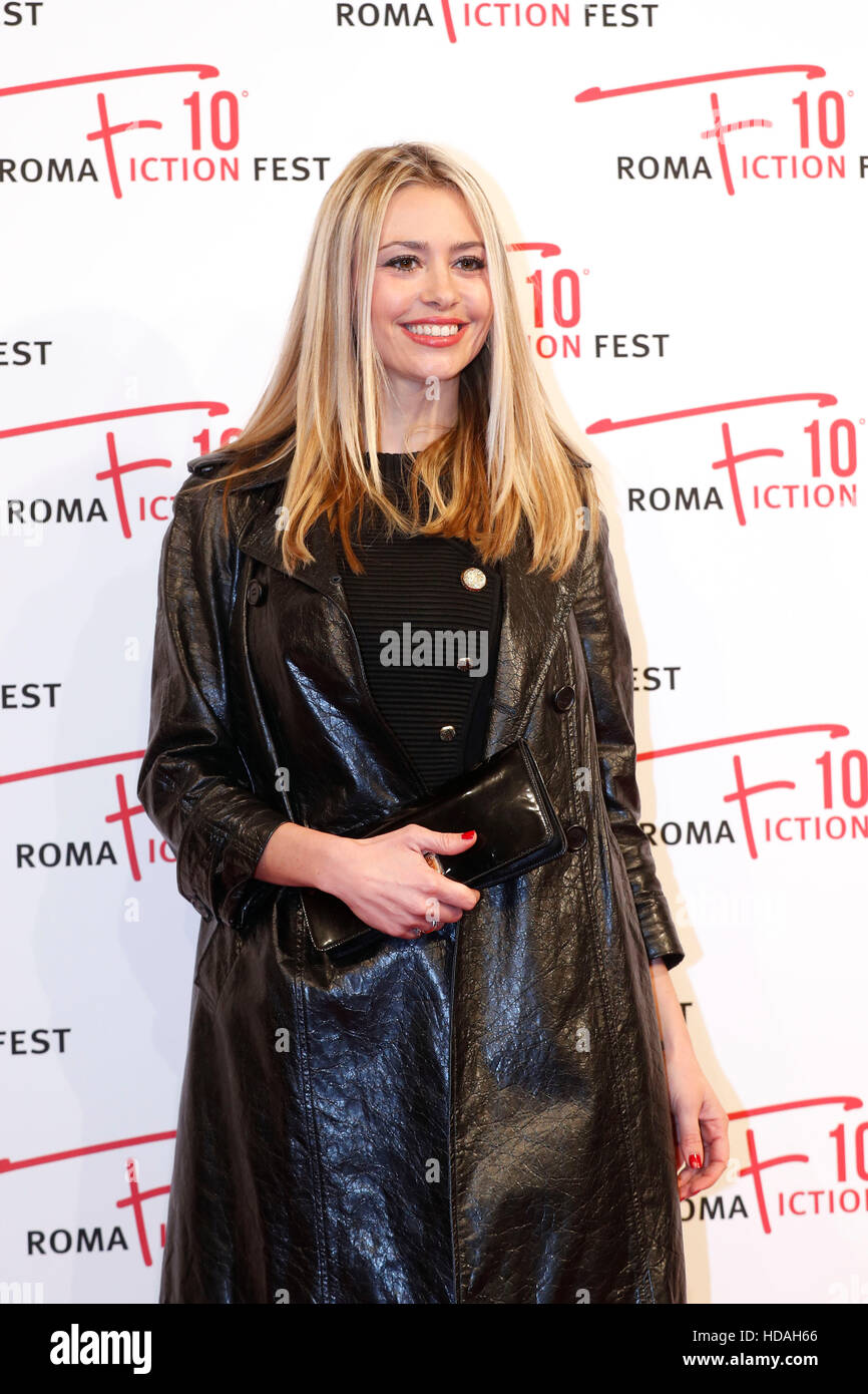 Rome, Italie. 9 Décembre, 2016. Martina Stella assiste au tapis rouge pour 'Amore pensaci tu' © Fulvio Dalfelli/Alamy Live News Banque D'Images