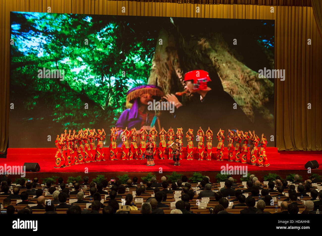 (161210) -- KUNMING , 10 décembre 2016 (Xinhua) -- La 11e Conférence de l'Institut Confucius ouvre à Kunming, capitale du sud-ouest de la province chinoise du Yunnan, le 10 décembre 2016. L'Institut Confucius, un organisme sans but lucratif en vertu de l'organisation de l'éducation publique du ministère chinois de l'éducation, offre du financement, des enseignants et du matériel d'enseignement de l'outre-mer et la langue chinoise cours culturels. (Xinhua/Hu Chao) (WX) Banque D'Images