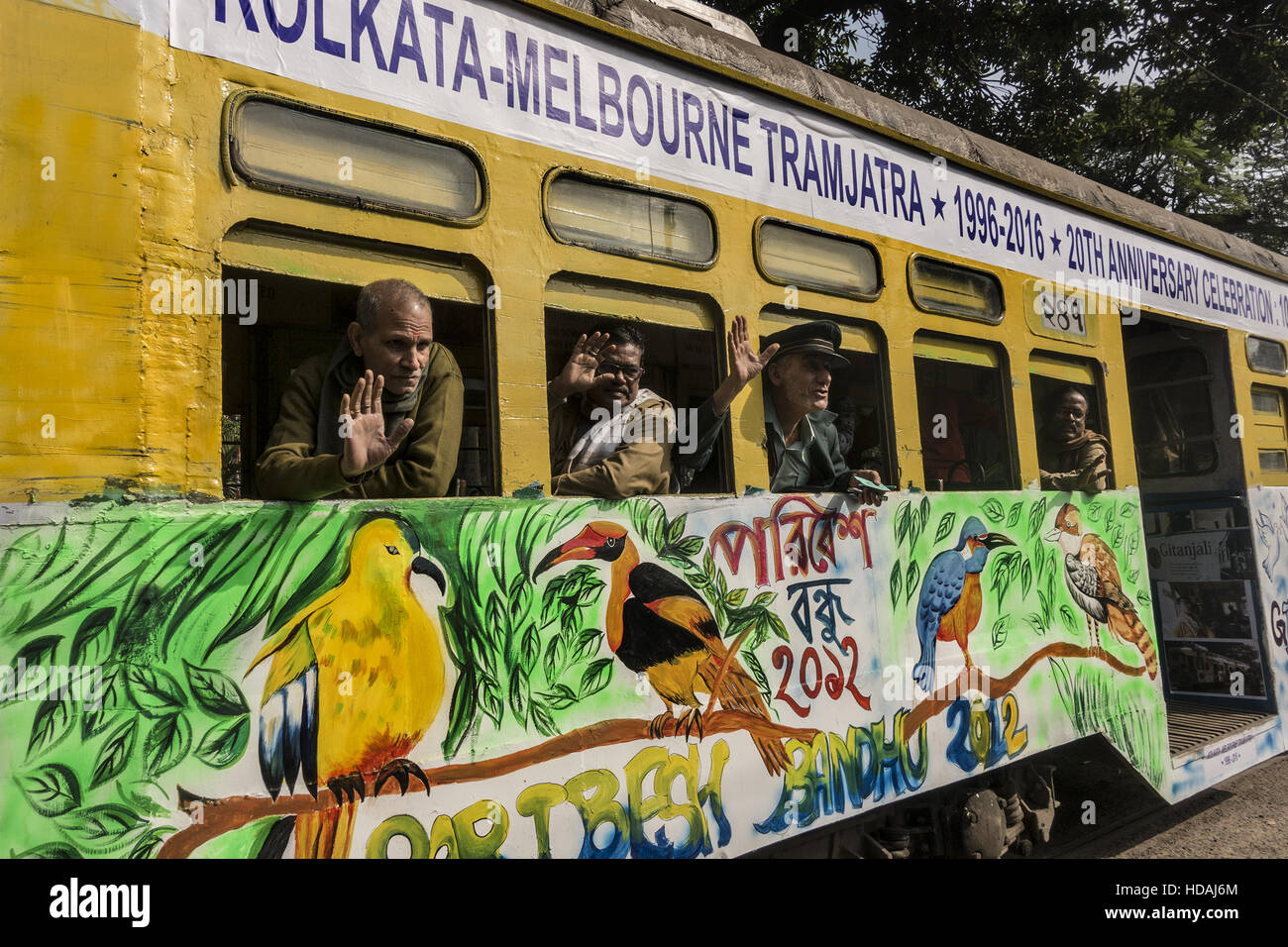 (161210) -- NEW DELHI, 10 décembre 2016 (Xinhua) -- Robert D'Andrew (3L), un conducteur de tramway d'Australie pose avec ses homologues indiens au cours de la célébration du 20e anniversaire de l'Kolkata-Melbourne amitié tramways à Calcutta, capitale de l'Est de l'état indien du Bengale occidental, le 10 décembre 2016. L'événement célèbre le caractère distinctif des cultures du tramway de Melbourne en Australie et Kolkata en Inde grâce à des collaborations entre les entreprises et leur tramway tram-aimer les collectivités. (Xinhua/Tumpa Mondal) (SXK) Banque D'Images