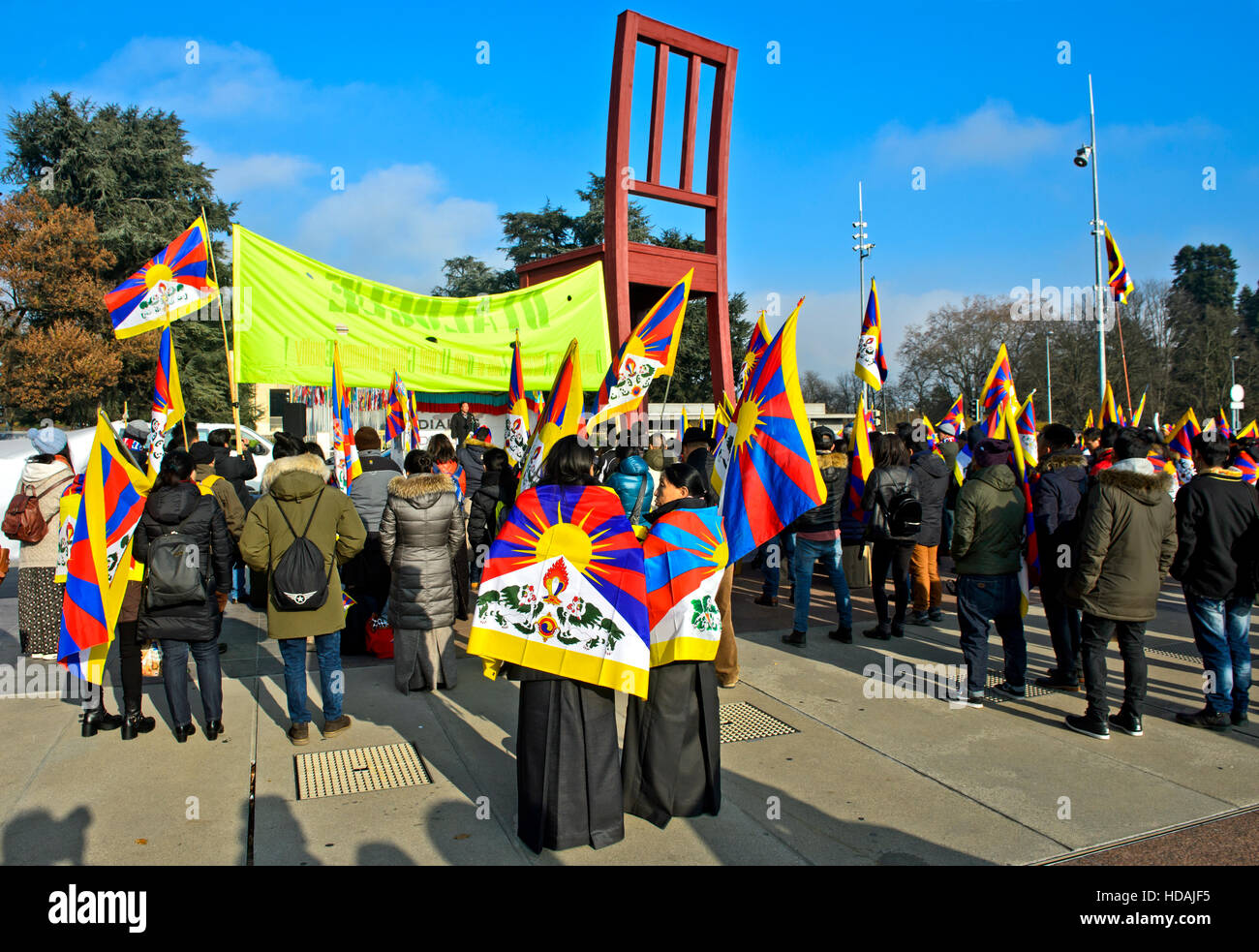 Genève, Suisse. 10 décembre 2016. À l'occasion de la Journée des droits de l'homme et 2016 en commémoration du 27e anniversaire de l'attribution du Prix Nobel de la paix au Dalaï Lama, des membres de la communauté tibétaine en Suisse et au Liechtenstein recueillir le 10 décembre 2016 à Genève, Suisse, sur la Place des Nations devant le siège européen des Nations Unies pour un meeting de protestation contre les violations des droits de l'homme au Tibet, Genève, Suisse Banque D'Images