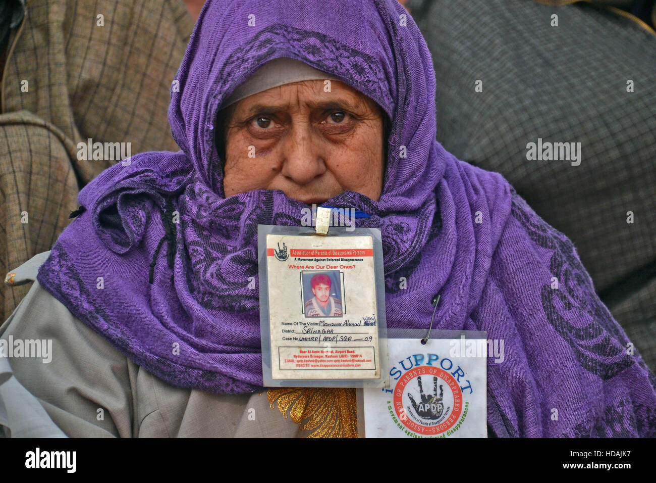 Srinagar, au Cachemire. 10 Décembre, 2016. Un parent d'un disparu de la jeunesse du Cachemire participe au cours de sit-in de protestation à l'occasion de la Journée internationale des droits de Srinagar, Cachemire sous administration indienne. L'APDP a indiqué que plus de 8 000 personnes ont disparu, la plupart d'entre eux, après avoir été arrêté par les forces de sécurité indiennes dans la région du Cachemire depuis une rébellion séparatiste contre règle indienne éclate à la fin de 1989. Credit : Saqib Majeed/Alamy Live News Banque D'Images