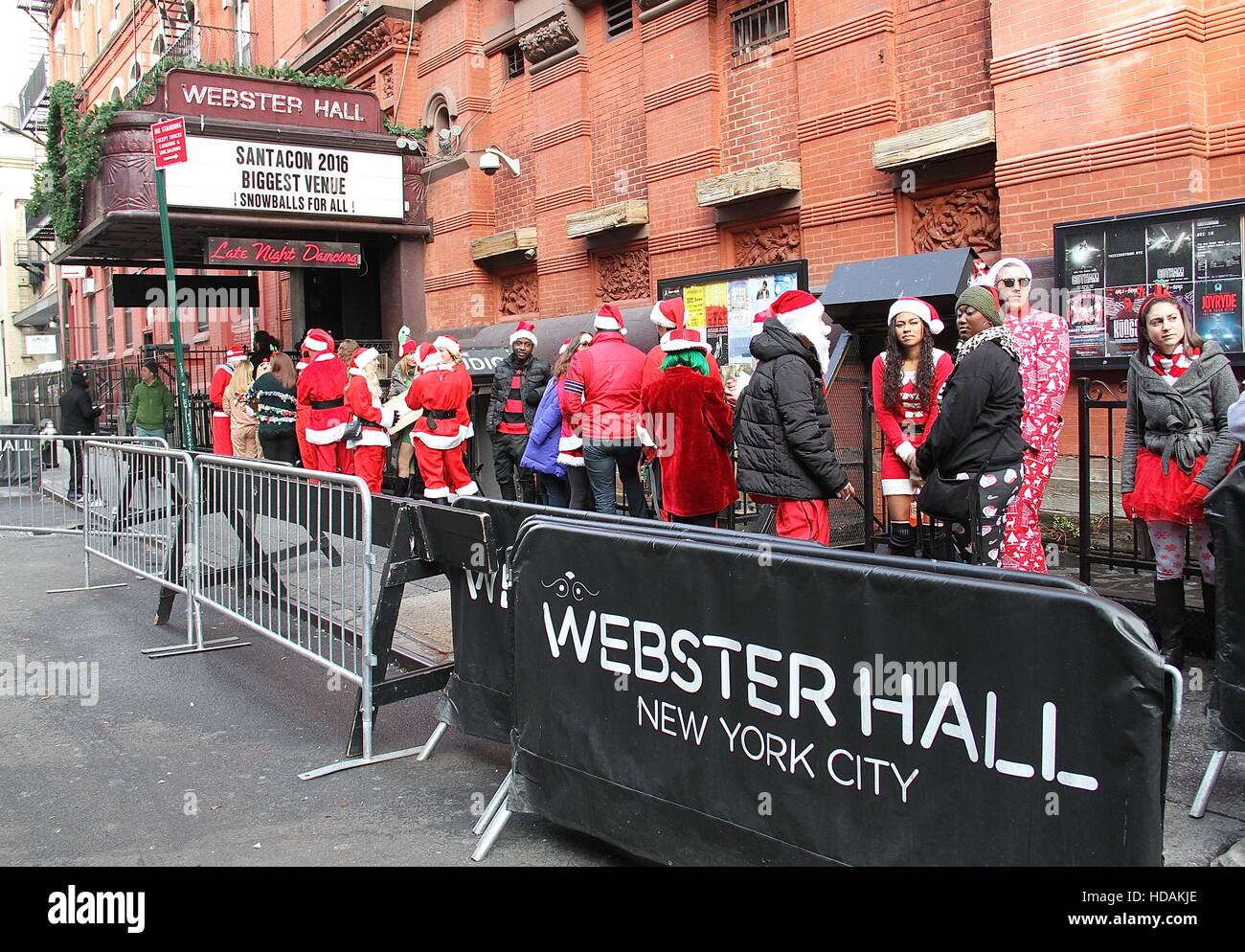 New York, NY, USA. 11Th Feb 2016. SantaCon Paris bohème en dehors de Webster Hall à New York, New York le 10 décembre 2016. © Rainmaker Photo/media/Alamy Punch Live News Banque D'Images