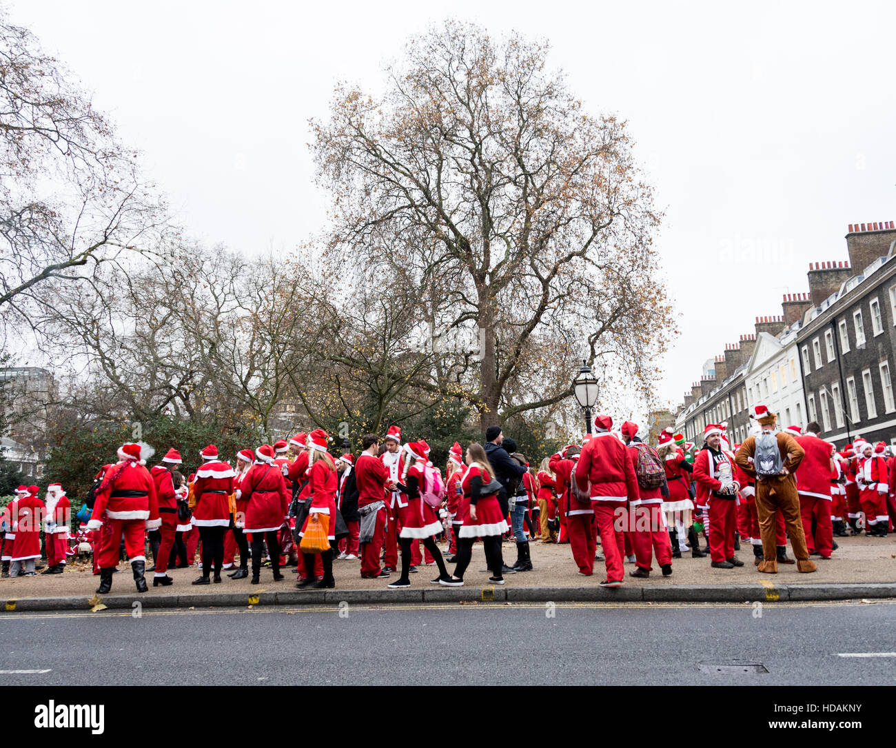 Santacon Santas dans les rues de Londres. Santacon est un défilé de Noël non religieux qui a normalement lieu à Londres un samedi chaque décembre. Banque D'Images