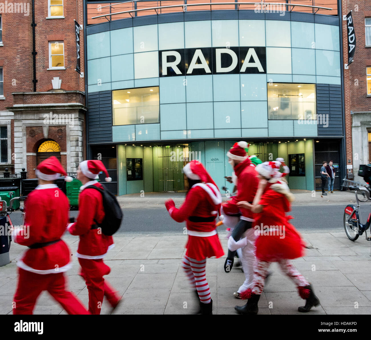 Santacon Santas dans les rues de Londres. Santacon est un défilé de Noël non religieux qui a normalement lieu à Londres un samedi chaque décembre. Banque D'Images