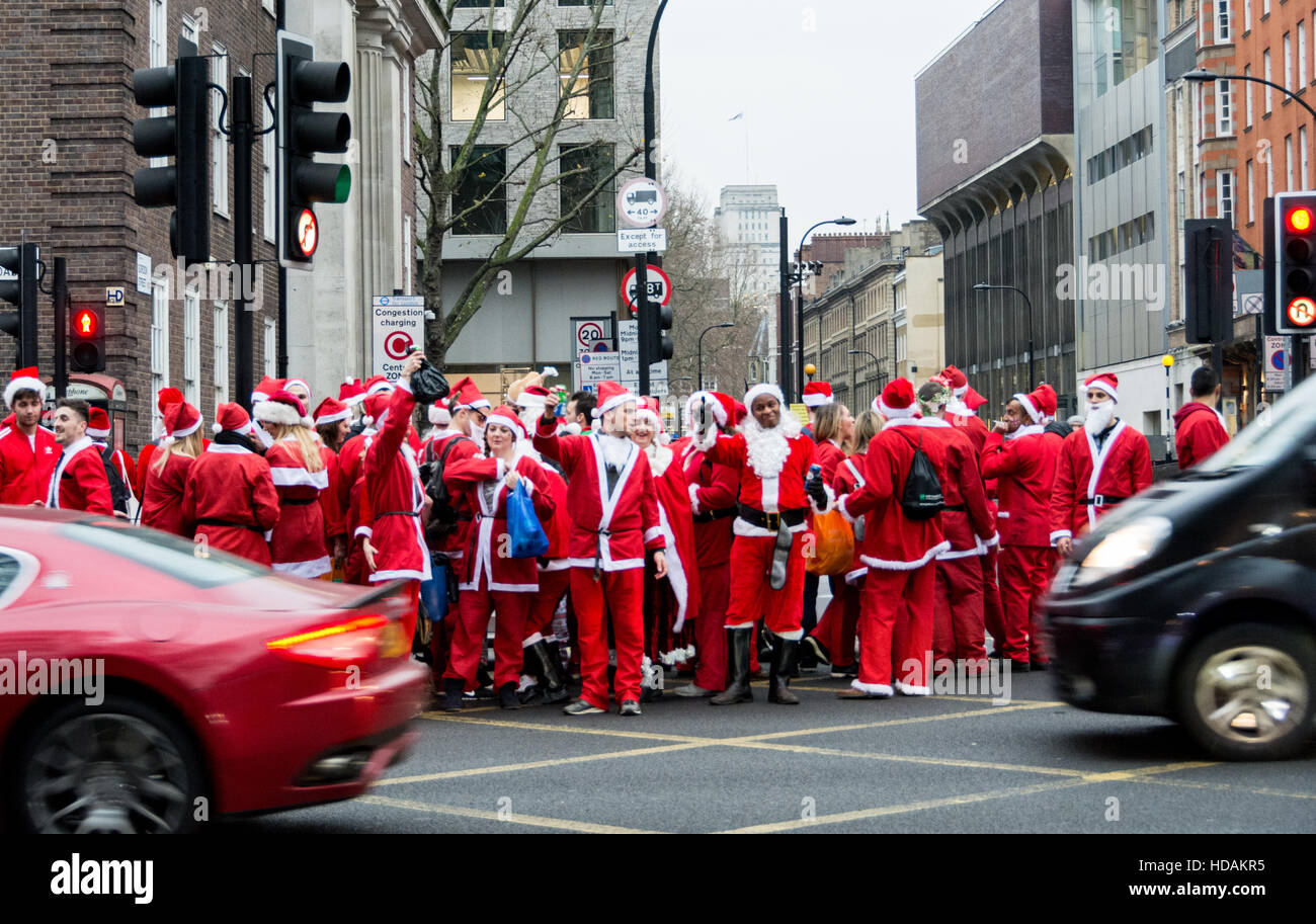 Londres, Angleterre, Royaume-Uni. 10 décembre 2016. Santacon Santas dans les rues de Londres. Santacon est une parade de Noël non religieux qui a normalement lieu à Londres un samedi en décembre de chaque année. Credit : Jansos/ Alamy Live News Banque D'Images