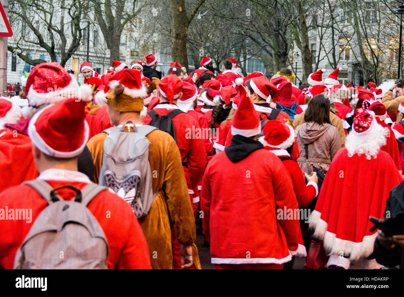 Londres, Angleterre, Royaume-Uni. 10 décembre 2016. Santacon Santas dans les rues de Londres. Santacon est une parade de Noël non religieux qui a normalement lieu à Londres un samedi en décembre de chaque année. Credit : Jansos/ Alamy Live News Banque D'Images
