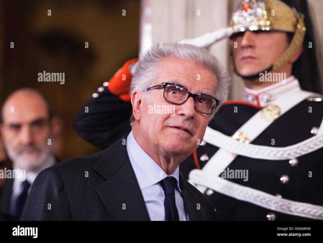 Rome, Italie. 10 décembre 2016. Luigi Zanda, membre de l'Italie le Parti démocratique (PD), prend la parole lors d'une conférence de presse à l'issue d'une rencontre avec le président italien Sergio Mattarella au Palais du Quirinal à Rome, Italie. Credit : Sara De Marco/Alamy Live News. Banque D'Images