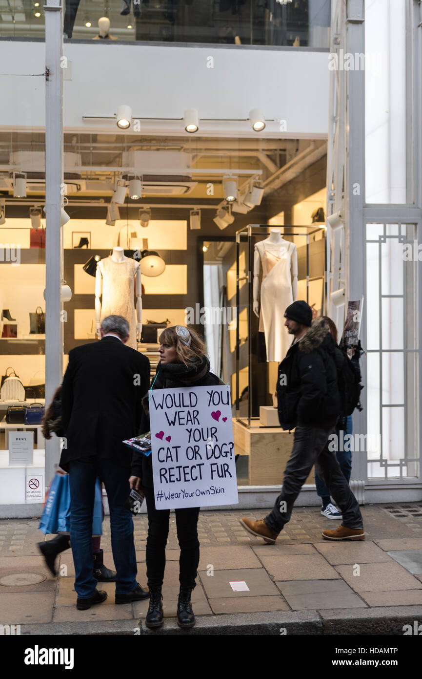 Londres, Royaume-Uni. 10 décembre 2016. Un groupe de militants des droits des animaux ont manifesté contre l'éthique et les pratiques cruelles de la fourrure en face de magasins sur Old Bond Street dans le centre de Londres. Une journée de protestation organisée par les surtensions et les actions ciblées, Végétalien Londres boutique détaillants qui vendent des vêtements en fourrure et en cuir tels que Max Mara, Joseph et Moncler. Wiktor Szymanowicz/Alamy Live News Banque D'Images