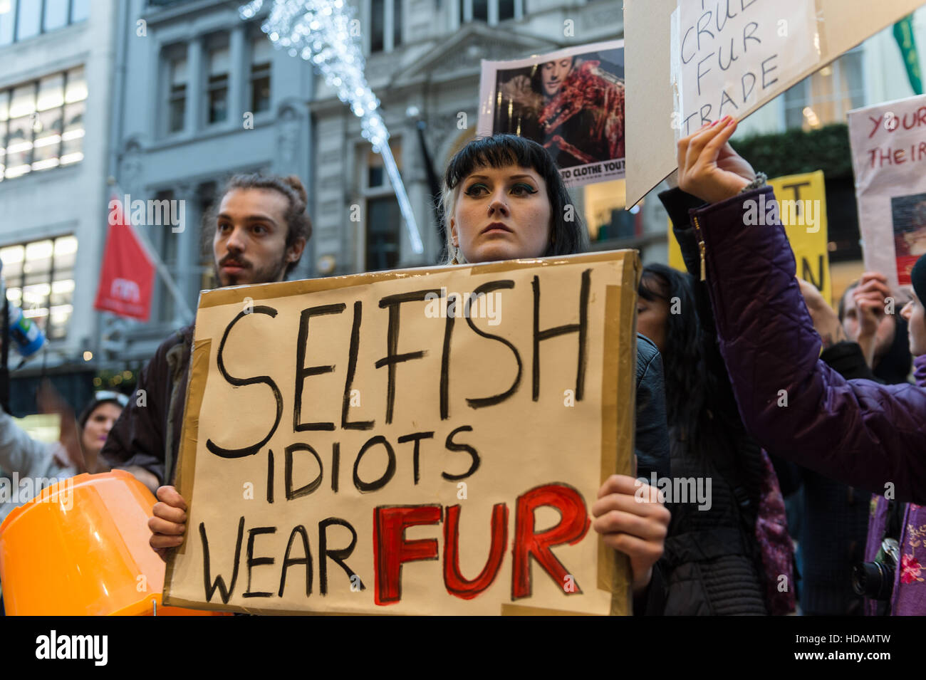 Londres, Royaume-Uni. 10 décembre 2016. Un groupe de militants des droits des animaux ont manifesté contre l'éthique et les pratiques cruelles de la fourrure en face de magasins sur Old Bond Street dans le centre de Londres. Une journée de protestation organisée par les surtensions et les actions ciblées, Végétalien Londres boutique détaillants qui vendent des vêtements en fourrure et en cuir tels que Max Mara, Joseph et Moncler. Wiktor Szymanowicz/Alamy Live News Banque D'Images