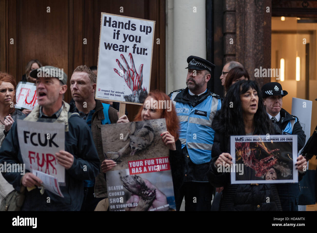 Londres, Royaume-Uni. 10 décembre 2016. Un groupe de militants des droits des animaux ont manifesté contre l'éthique et les pratiques cruelles de la fourrure en face de magasins sur Old Bond Street dans le centre de Londres. Une journée de protestation organisée par les surtensions et les actions ciblées, Végétalien Londres boutique détaillants qui vendent des vêtements en fourrure et en cuir tels que Max Mara, Joseph et Moncler. Wiktor Szymanowicz/Alamy Live News Banque D'Images