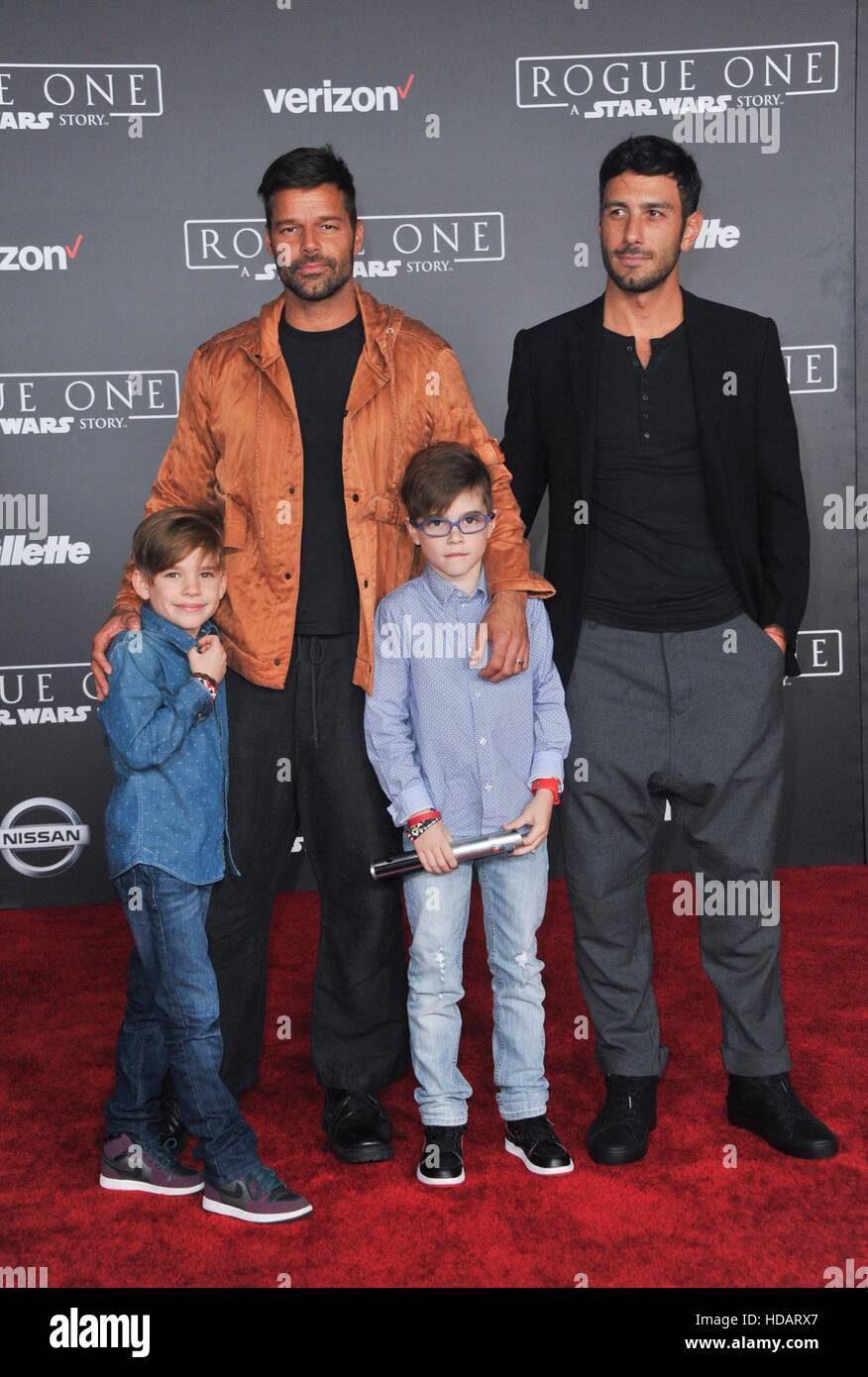 Los Angeles, CA, USA. 11Th Feb 2016. Ricky Martin, Matteo Martin Martin, Valentino, Jwan Yosef aux arrivées de points d'un : UNE HISTOIRE DE LA GUERRE DES ÉTOILES Première Mondiale, le Pantages Theatre, Los Angeles, CA le 10 décembre 2016. © Elizabeth Goodenough/Everett Collection/Alamy Live News Banque D'Images