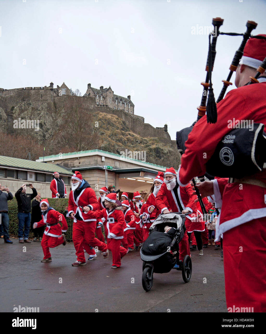 Edinburgh, Ecosse, Royaume-Uni. 11 Décembre, 2016. L'Edinburgh Santa Fun Run & marche Prix Ouest Street Gardens, la collecte de fonds d'accorder les souhaits des enfants pour 'quand vous le désirez sur une Star'. Banque D'Images