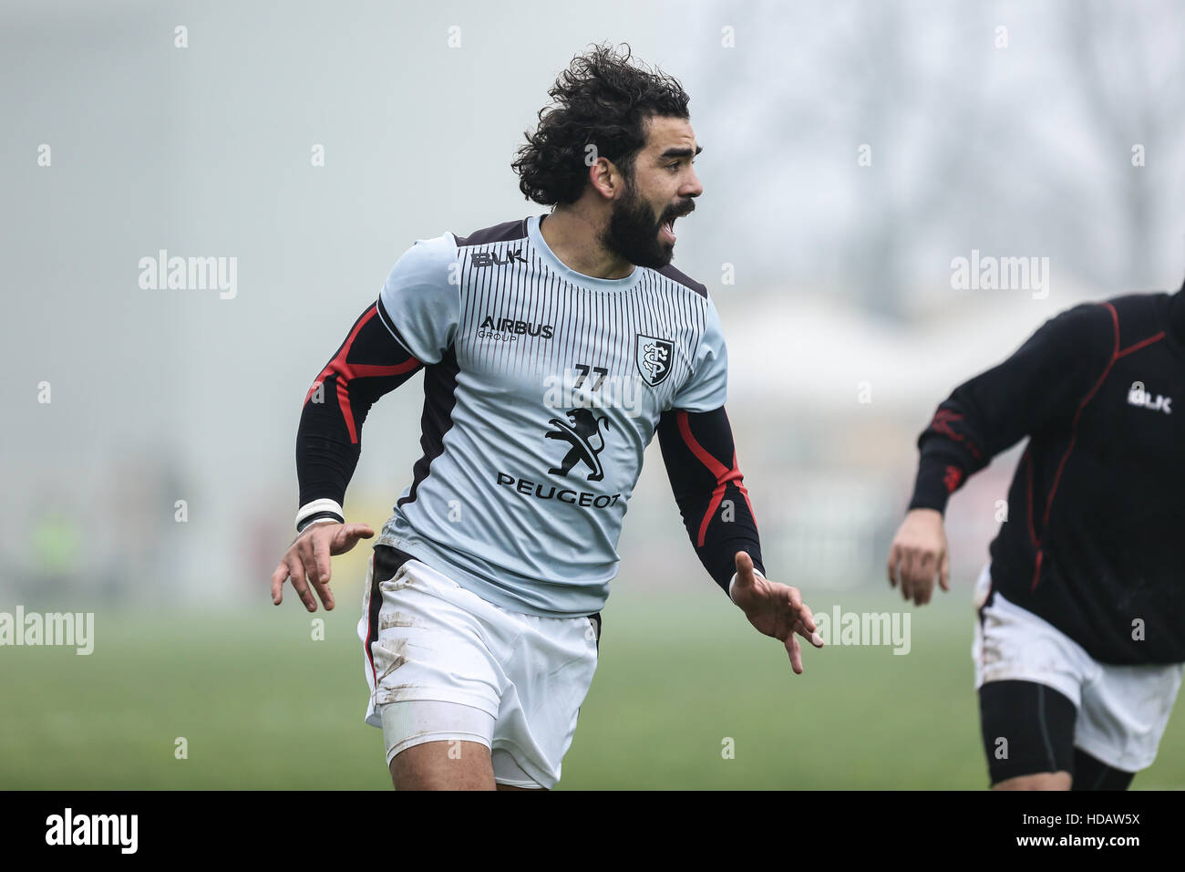 Parme, Italie. 10 Décembre, 2016. Yoann Huget aile de Stade Toulousain s'exécute dans l'échauffement avant le match contre zèbre dans la Coupe des Champions d'incident enregistrées©Massimiliano Carnabuci/Alamy news Banque D'Images