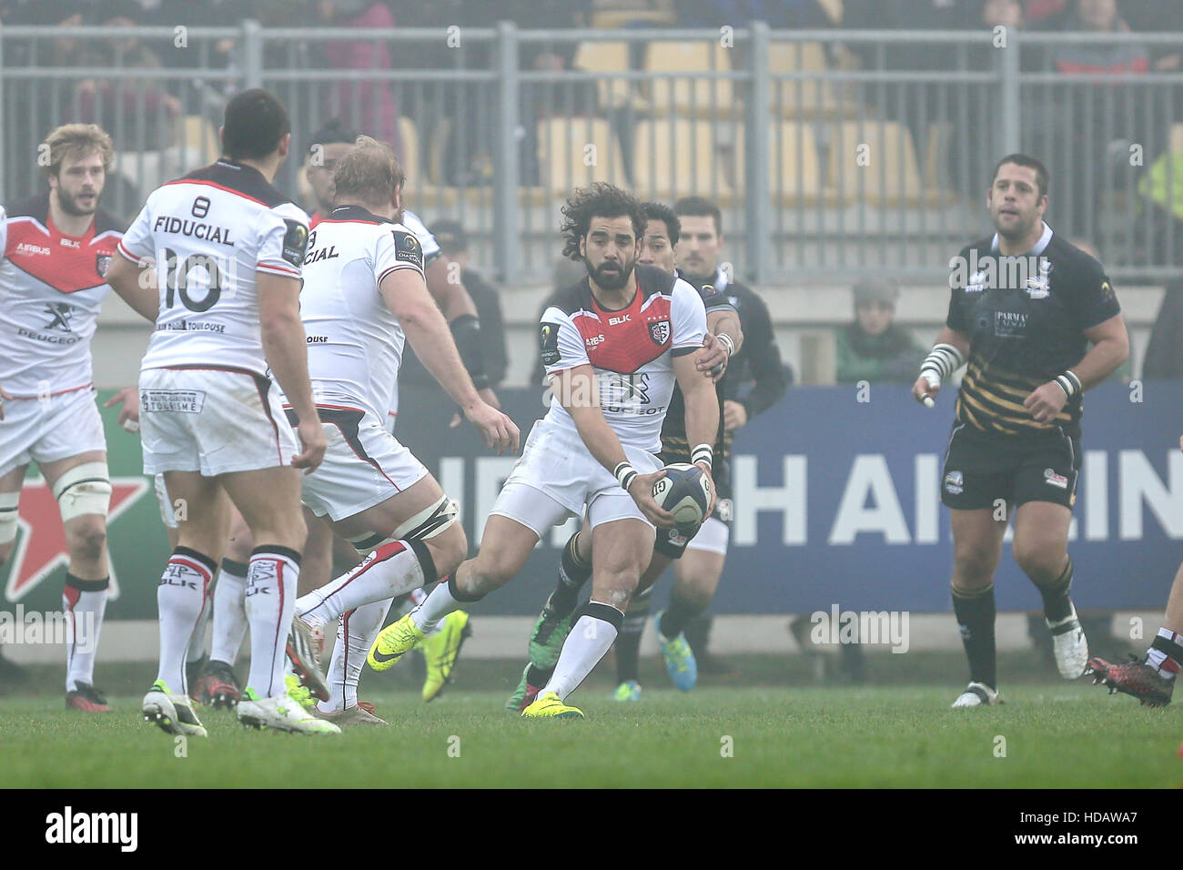 Parme, Italie. 10 Décembre, 2016. Aile du Stade Toulousain Yoann Huget recherche une cargaison dans le match de la Coupe des Champions de l'incident enregistrées contre zèbre©Massimiliano Carnabuci/Alamy news Banque D'Images