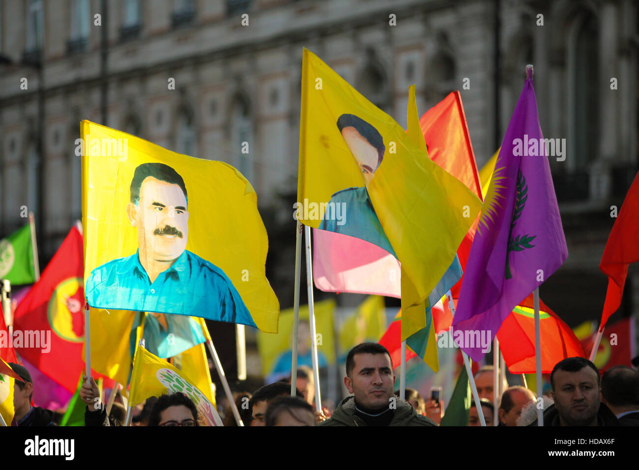 Ambassade de Turquie , , Londres, UK 11 Dec 2016 - Des centaines de manifestants kurdes et leurs partisans manifester devant l'ambassade turque à Londres contre la répression du gouvernement turc sur les Kurdes et exiger la libération de deux dirigeants de la Turquie pro-kurde du Parti démocratique populaire (HDP) et les députés et les prisonniers politiques en Turquie. Credit : Dinendra Haria/Alamy Live News Banque D'Images