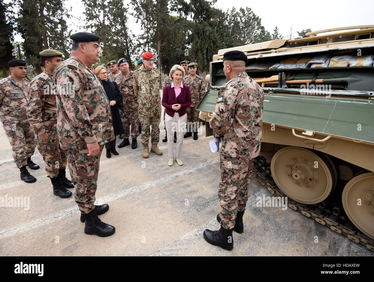 Ammam (Jordanie). Dec 11, 2016. Le ministre allemand de la défense, Ursula von der Leyen (CDU) et le lieutenant général jordanien Mahmoud Freihat (3.f.l.) et d'Inspecteur général adjoint Markus Kneip (à gauche près de von der Leyen) à la recherche sur sur un char dans le Roi Hassan Brigade sur le terrain de l'Raghadan Palace lors d'une initiative de transfert "renforcer" cérémonie à Ammam, Jordanie, 11 décembre 2016. Seize véhicules Marder sont remis au militaire du pays. Le ministre de la défense allemand, visite de cinq jours dans la région se termine dans l'après-midi. Photo : Rainer Jensen/dpa/Alamy Live News Banque D'Images