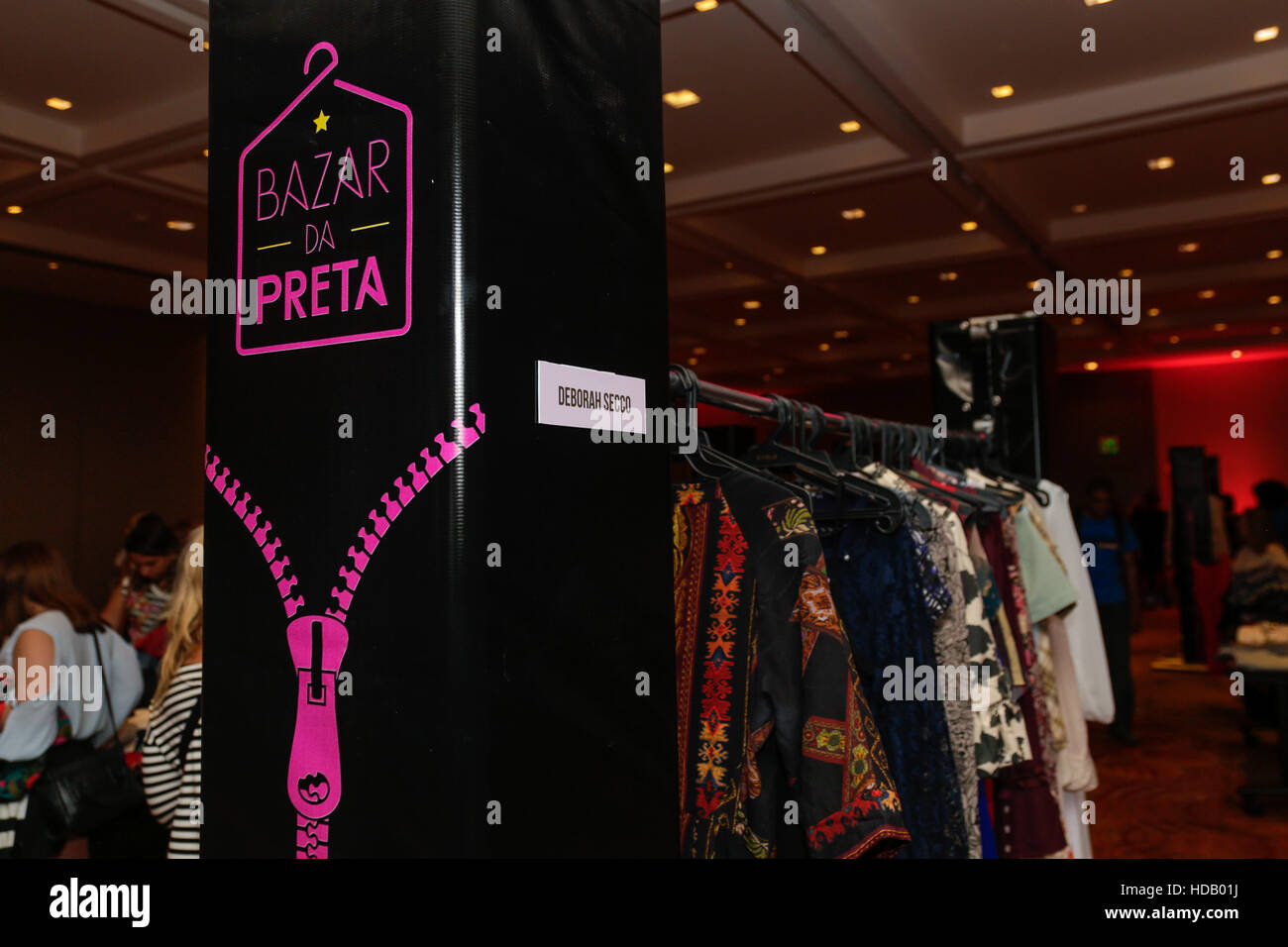 Rio de Janeiro, Brésil. Dec 11, 2016. xxxx au cours de la 7e édition du bazar traditionnel noir, organisée par Preta Gil singer où le public peut acheter des pièces en excellent état, offerts par les célèbres comme Carolina Dieckmann, Fernanda Paes Leme, Fernanda Souza, Hugo Gloss et Sabrina Sato, entre autres. Tous les profits de la box office, comme la vente de vêtements, revient à la maison de l'amour (EP), le complexe allemand (RJ), Core Nair (Marica) et l'Association de la Sainte Famille (RJ). © André Horta/FotoArena/Alamy Live News Banque D'Images