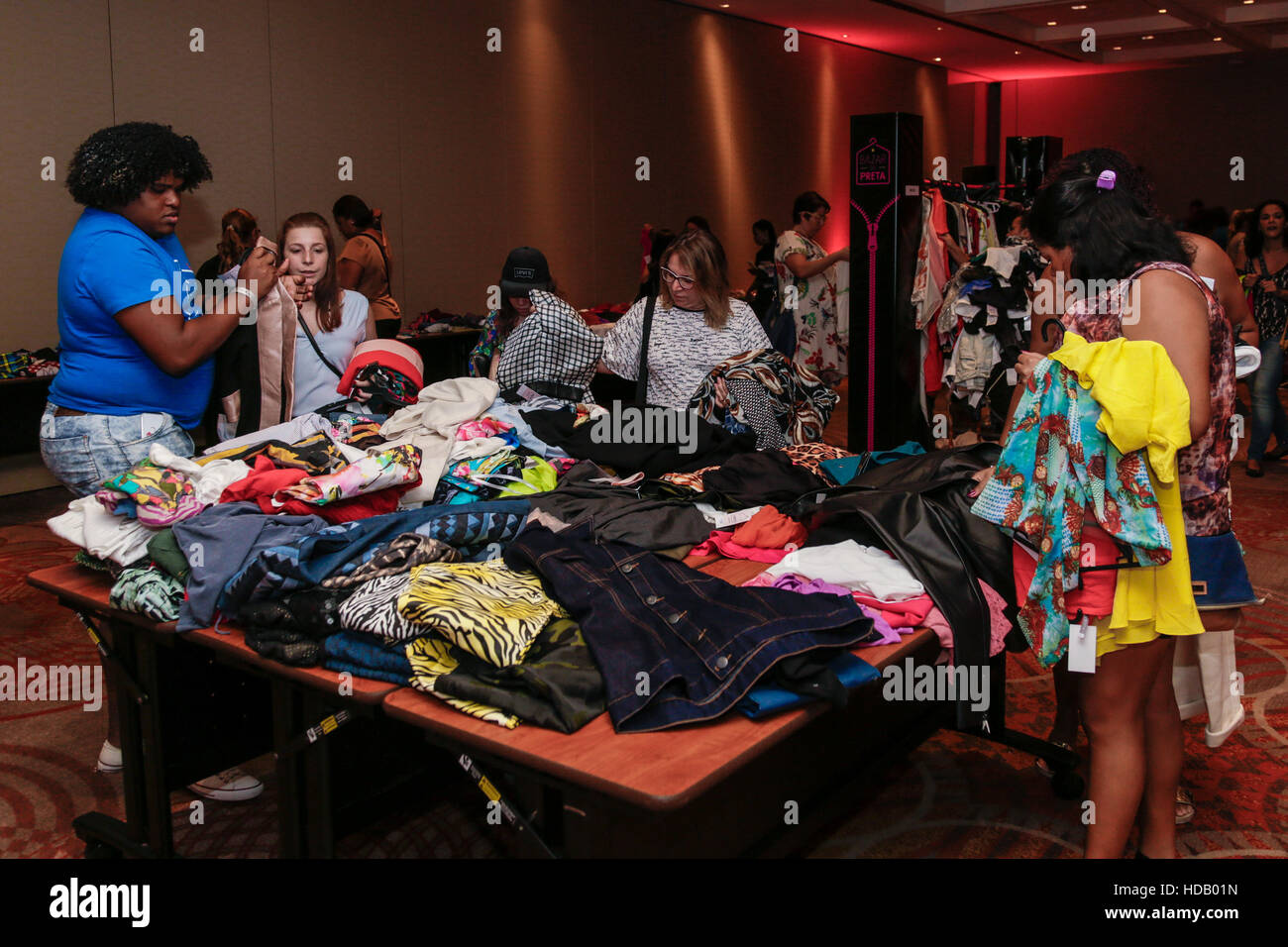 Rio de Janeiro, Brésil. Dec 11, 2016. xxxx au cours de la 7e édition du bazar traditionnel noir, organisée par Preta Gil singer où le public peut acheter des pièces en excellent état, offerts par les célèbres comme Carolina Dieckmann, Fernanda Paes Leme, Fernanda Souza, Hugo Gloss et Sabrina Sato, entre autres. Tous les profits de la box office, comme la vente de vêtements, revient à la maison de l'amour (EP), le complexe allemand (RJ), Core Nair (Marica) et l'Association de la Sainte Famille (RJ). © André Horta/FotoArena/Alamy Live News Banque D'Images