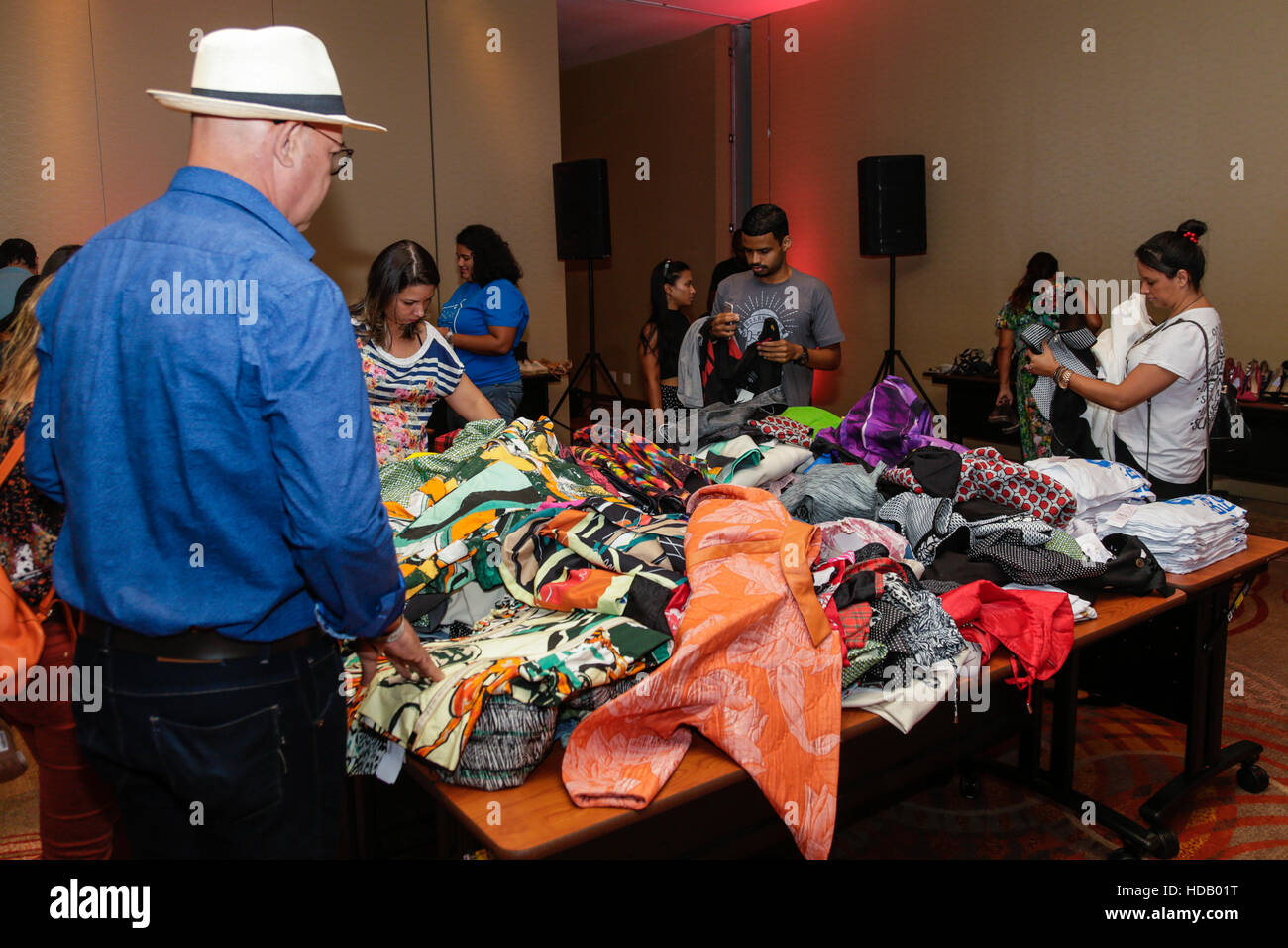 Rio de Janeiro, Brésil. Dec 11, 2016. xxxx au cours de la 7e édition du bazar traditionnel noir, organisée par Preta Gil singer où le public peut acheter des pièces en excellent état, offerts par les célèbres comme Carolina Dieckmann, Fernanda Paes Leme, Fernanda Souza, Hugo Gloss et Sabrina Sato, entre autres. Tous les profits de la box office, comme la vente de vêtements, revient à la maison de l'amour (EP), le complexe allemand (RJ), Core Nair (Marica) et l'Association de la Sainte Famille (RJ). © André Horta/FotoArena/Alamy Live News Banque D'Images