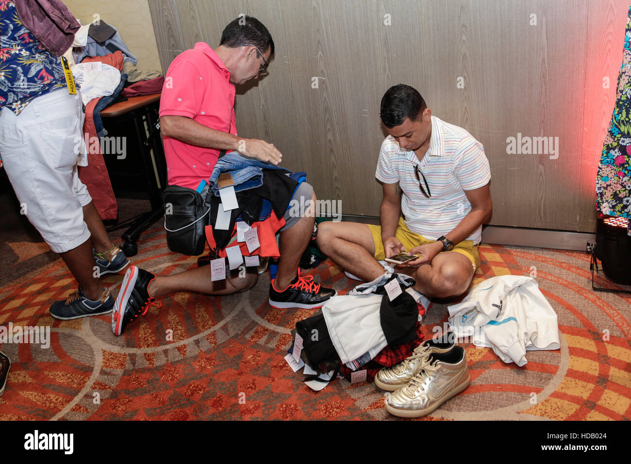 Rio de Janeiro, Brésil. Dec 11, 2016. xxxx au cours de la 7e édition du bazar traditionnel noir, organisée par Preta Gil singer où le public peut acheter des pièces en excellent état, offerts par les célèbres comme Carolina Dieckmann, Fernanda Paes Leme, Fernanda Souza, Hugo Gloss et Sabrina Sato, entre autres. Tous les profits de la box office, comme la vente de vêtements, revient à la maison de l'amour (EP), le complexe allemand (RJ), Core Nair (Marica) et l'Association de la Sainte Famille (RJ). © André Horta/FotoArena/Alamy Live News Banque D'Images