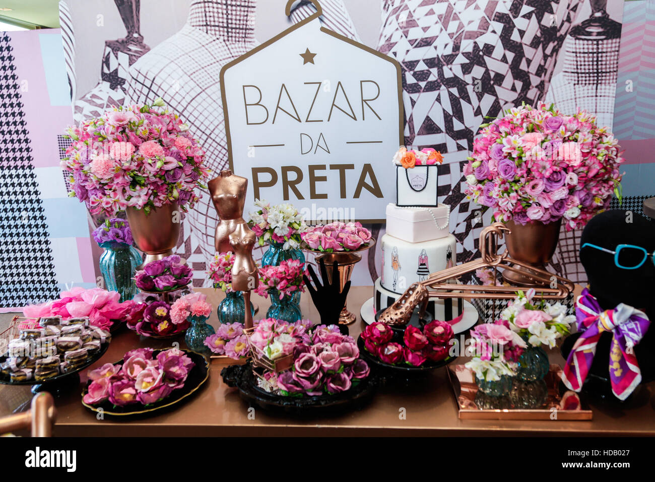 Rio de Janeiro, Brésil. Dec 11, 2016. xxxx au cours de la 7e édition du bazar traditionnel noir, organisée par Preta Gil singer où le public peut acheter des pièces en excellent état, offerts par les célèbres comme Carolina Dieckmann, Fernanda Paes Leme, Fernanda Souza, Hugo Gloss et Sabrina Sato, entre autres. Tous les profits de la box office, comme la vente de vêtements, revient à la maison de l'amour (EP), le complexe allemand (RJ), Core Nair (Marica) et l'Association de la Sainte Famille (RJ). © André Horta/FotoArena/Alamy Live News Banque D'Images