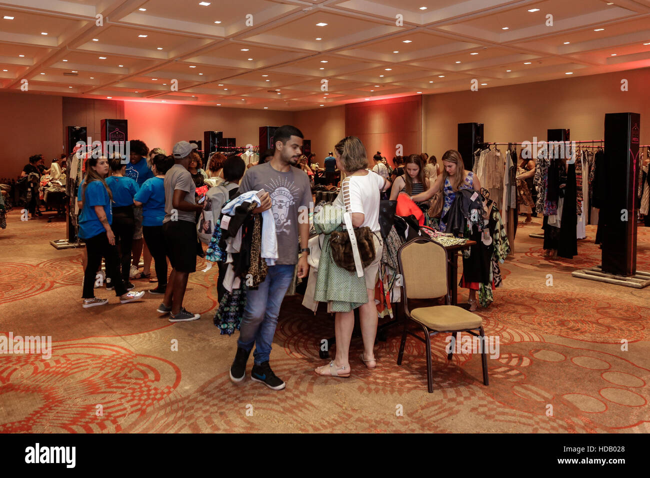Rio de Janeiro, Brésil. Dec 11, 2016. xxxx au cours de la 7e édition du bazar traditionnel noir, organisée par Preta Gil singer où le public peut acheter des pièces en excellent état, offerts par les célèbres comme Carolina Dieckmann, Fernanda Paes Leme, Fernanda Souza, Hugo Gloss et Sabrina Sato, entre autres. Tous les profits de la box office, comme la vente de vêtements, revient à la maison de l'amour (EP), le complexe allemand (RJ), Core Nair (Marica) et l'Association de la Sainte Famille (RJ). © André Horta/FotoArena/Alamy Live News Banque D'Images