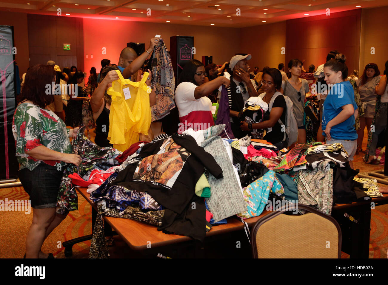 Rio de Janeiro, Brésil. Dec 11, 2016. xxxx au cours de la 7e édition du bazar traditionnel noir, organisée par Preta Gil singer où le public peut acheter des pièces en excellent état, offerts par les célèbres comme Carolina Dieckmann, Fernanda Paes Leme, Fernanda Souza, Hugo Gloss et Sabrina Sato, entre autres. Tous les profits de la box office, comme la vente de vêtements, revient à la maison de l'amour (EP), le complexe allemand (RJ), Core Nair (Marica) et l'Association de la Sainte Famille (RJ). © André Horta/FotoArena/Alamy Live News Banque D'Images