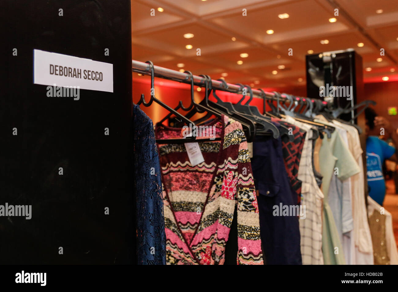Rio de Janeiro, Brésil. Dec 11, 2016. xxxx au cours de la 7e édition du bazar traditionnel noir, organisée par Preta Gil singer où le public peut acheter des pièces en excellent état, offerts par les célèbres comme Carolina Dieckmann, Fernanda Paes Leme, Fernanda Souza, Hugo Gloss et Sabrina Sato, entre autres. Tous les profits de la box office, comme la vente de vêtements, revient à la maison de l'amour (EP), le complexe allemand (RJ), Core Nair (Marica) et l'Association de la Sainte Famille (RJ). © André Horta/FotoArena/Alamy Live News Banque D'Images