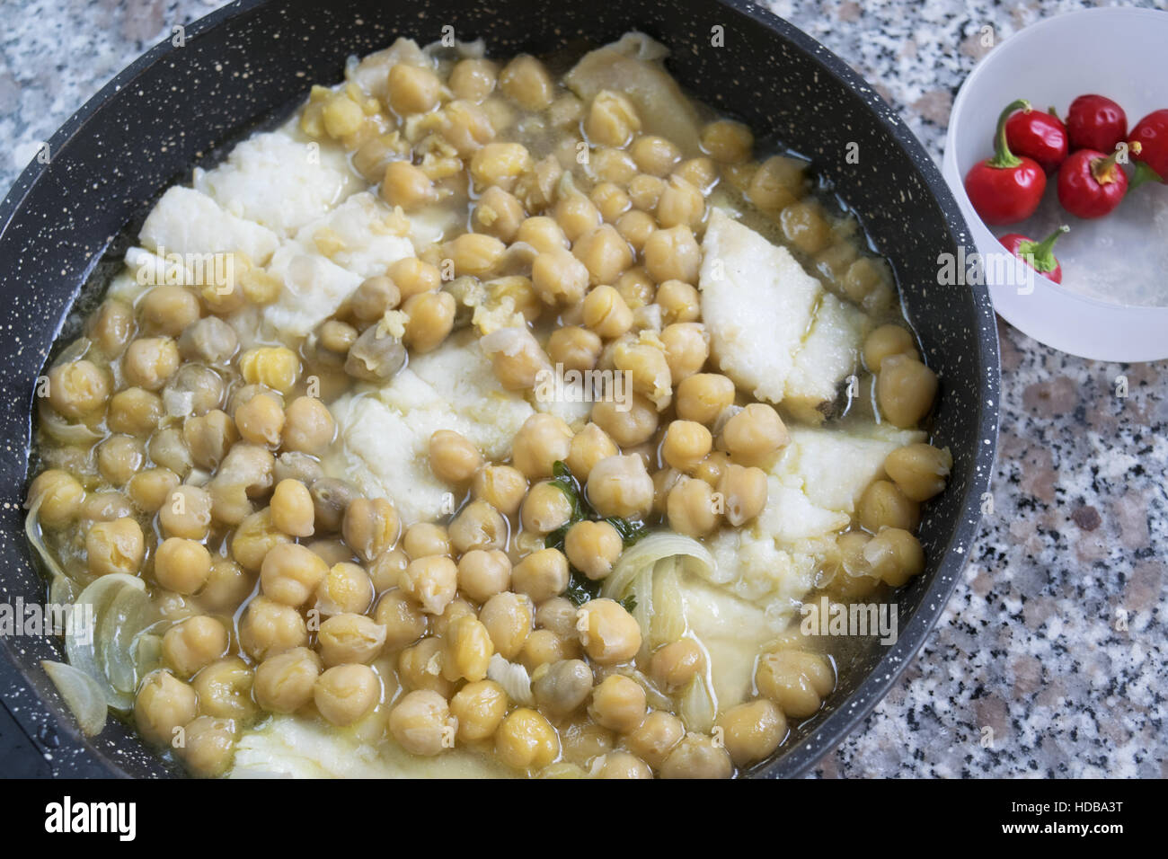 Soupe de pois chiches à la morue salée Banque D'Images