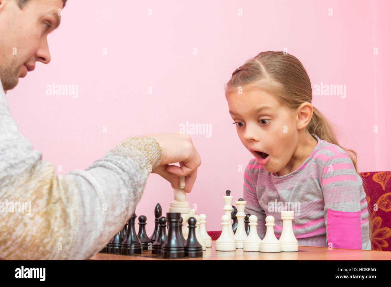 Ma fille a été surpris et ouvrit la bouche quand papa a tué un autre morceau sur l'échiquier Banque D'Images