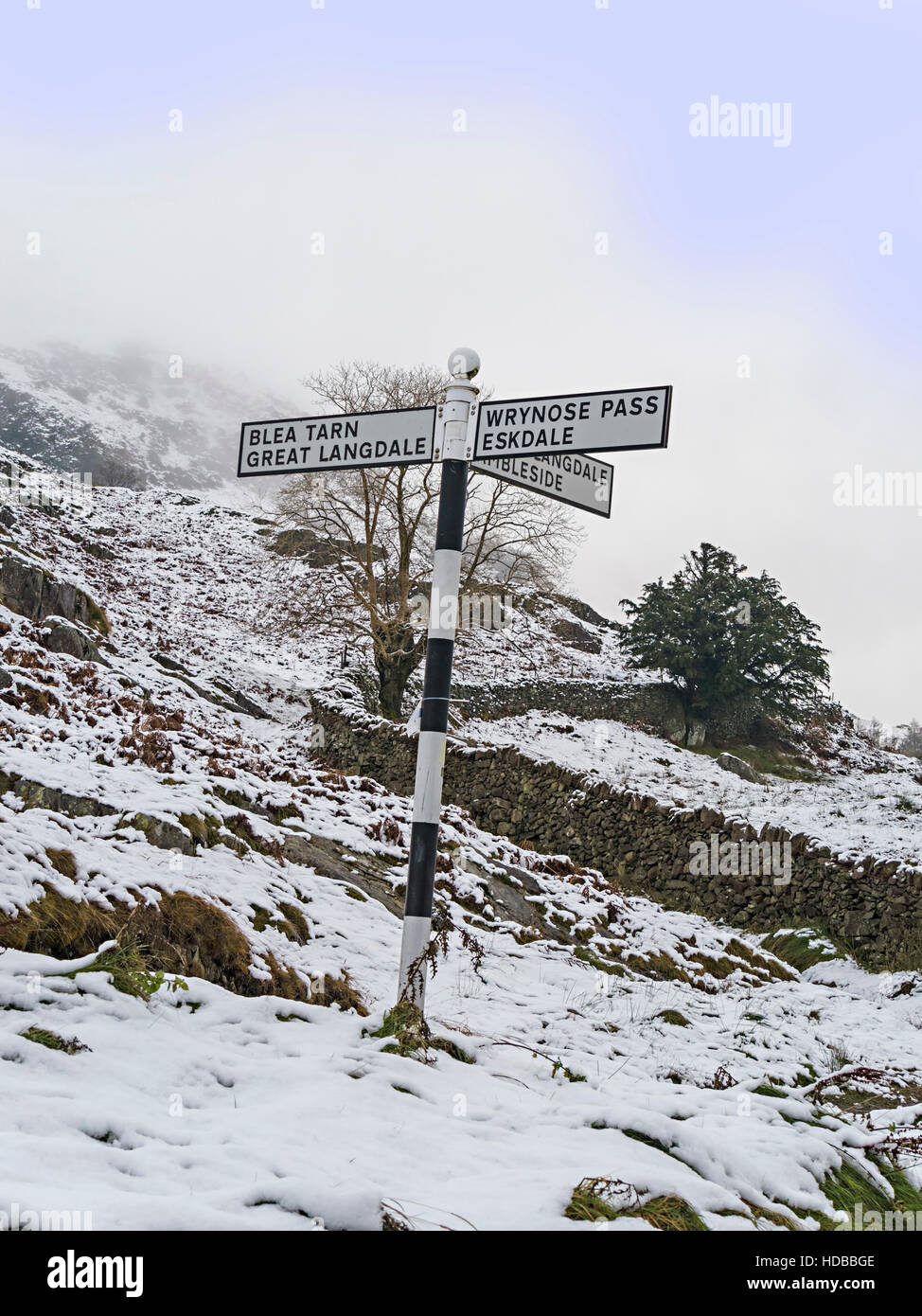 Après doigt direction dans la neige peu Langdale, Lake District, Cumbria, England, UK. Banque D'Images