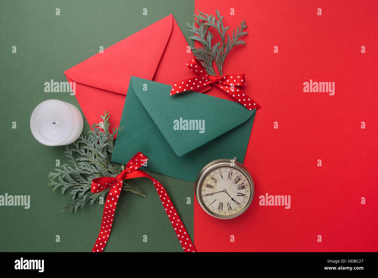 Enveloppes rouges et verts sur fond de vacances de Noël. Mise à plat. Banque D'Images