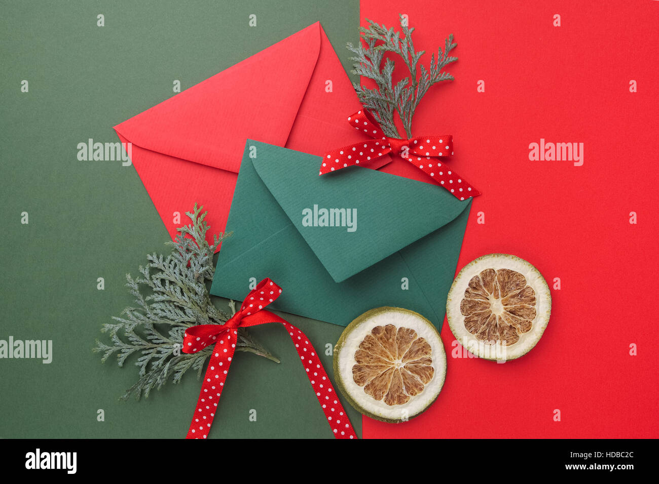 Enveloppes rouges et verts sur fond de vacances de Noël. Mise à plat. Banque D'Images