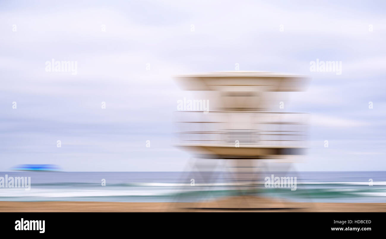 Lifeguard tower, scène côtière, effet de flou de mouvement. Banque D'Images