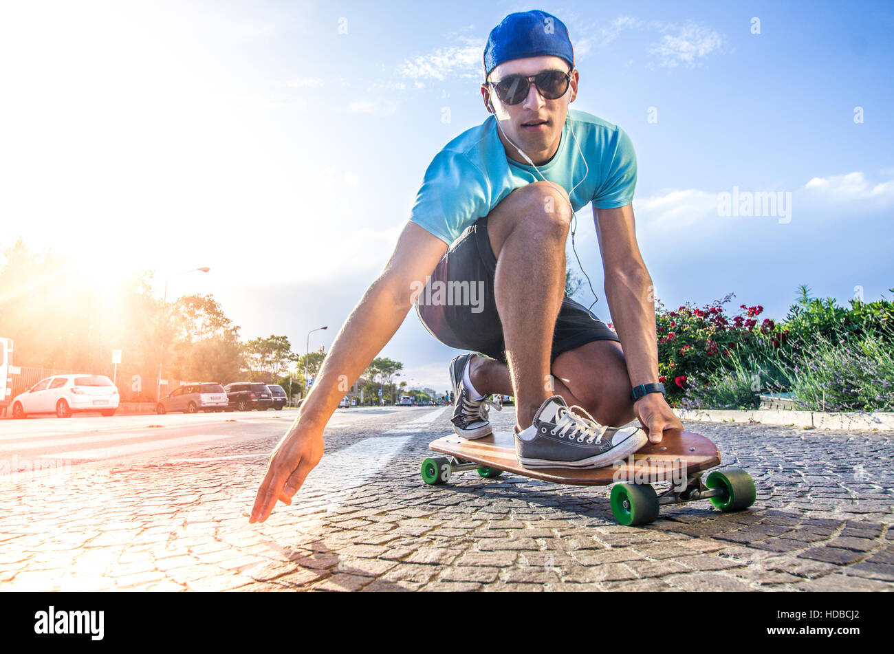 Patineur Cool faire un stunt sur son skateboard Photo Stock - Alamy