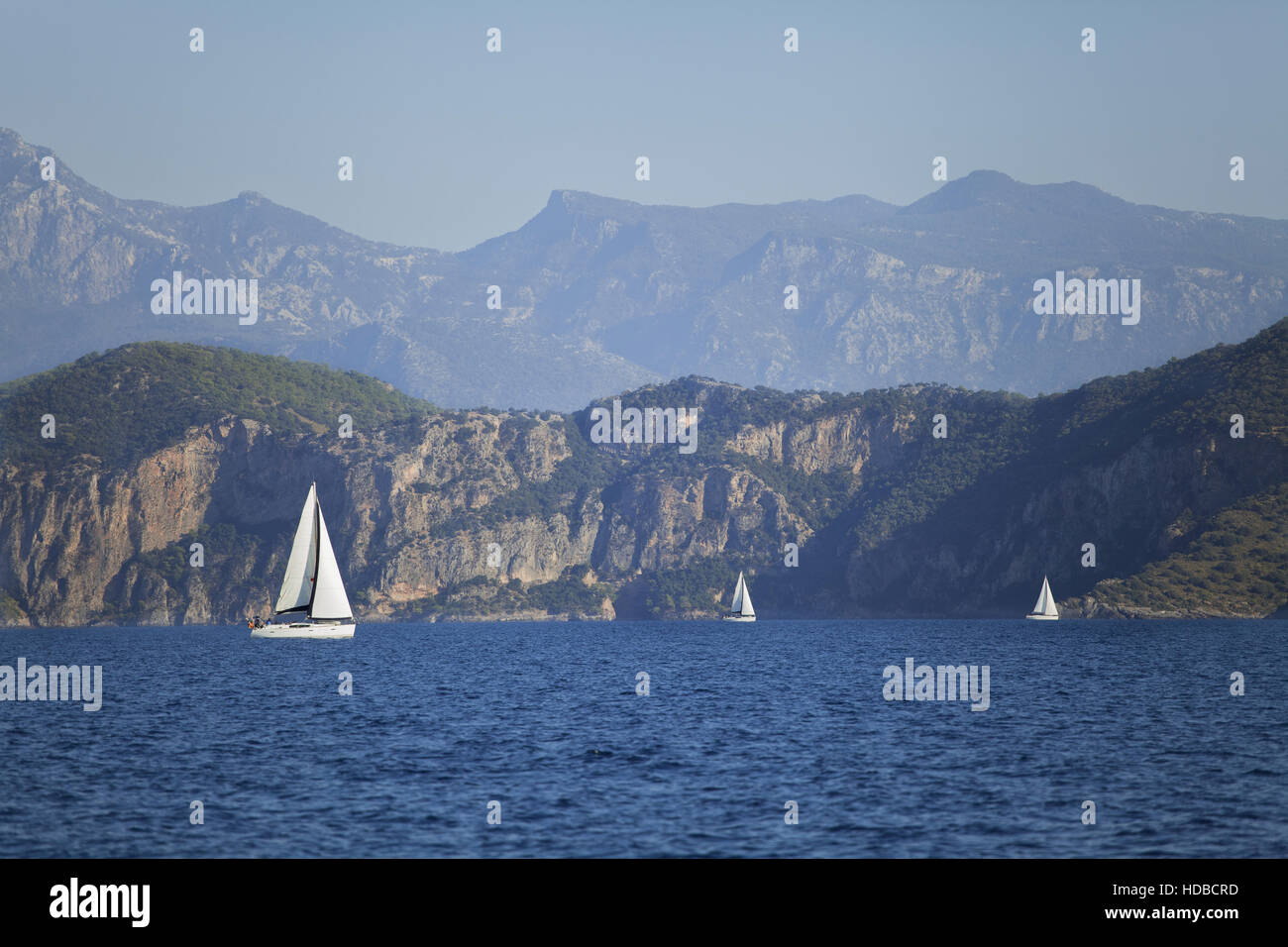 Yachting en Turquie - voir de yachts et les montagnes de la mer Banque D'Images